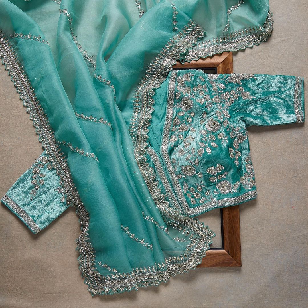 खूबसूरत सीक्वेंस और ज़री मल्टी वर्क वाली फैंसी साड़ी