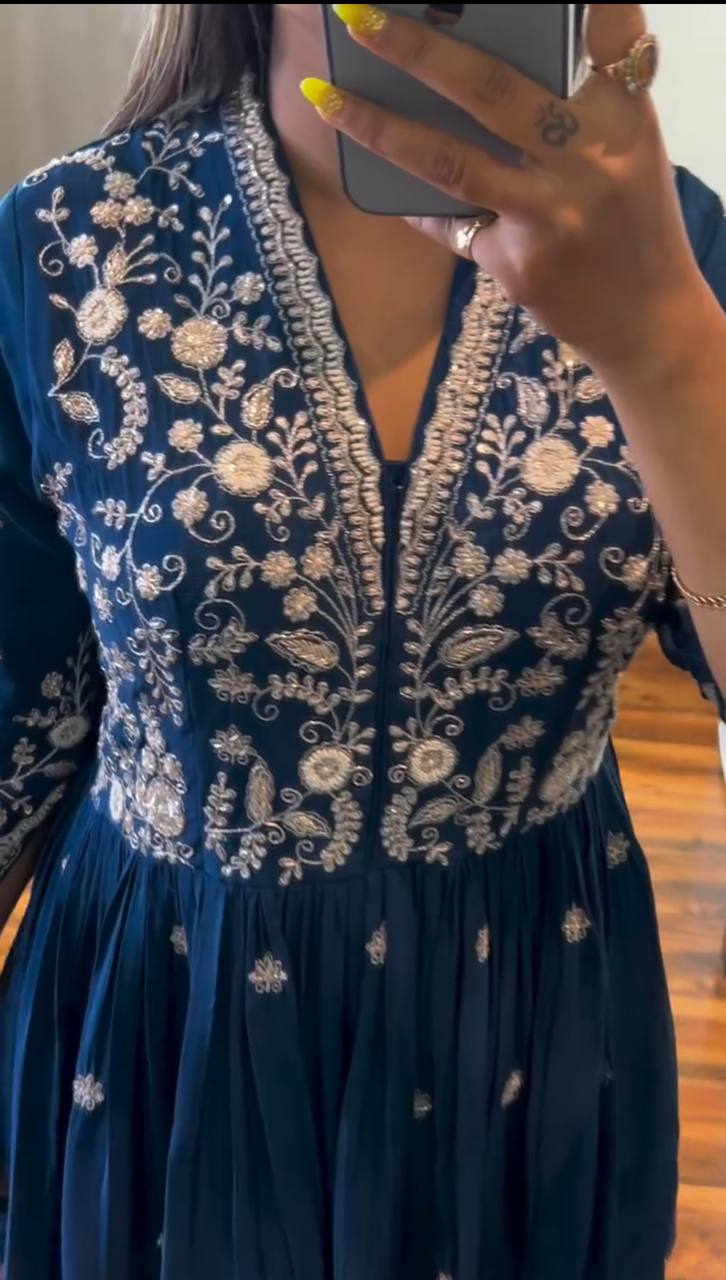 धागे के काम के साथ अनुक्रम कढ़ाई काम के साथ डिजाइनर सूट सेट