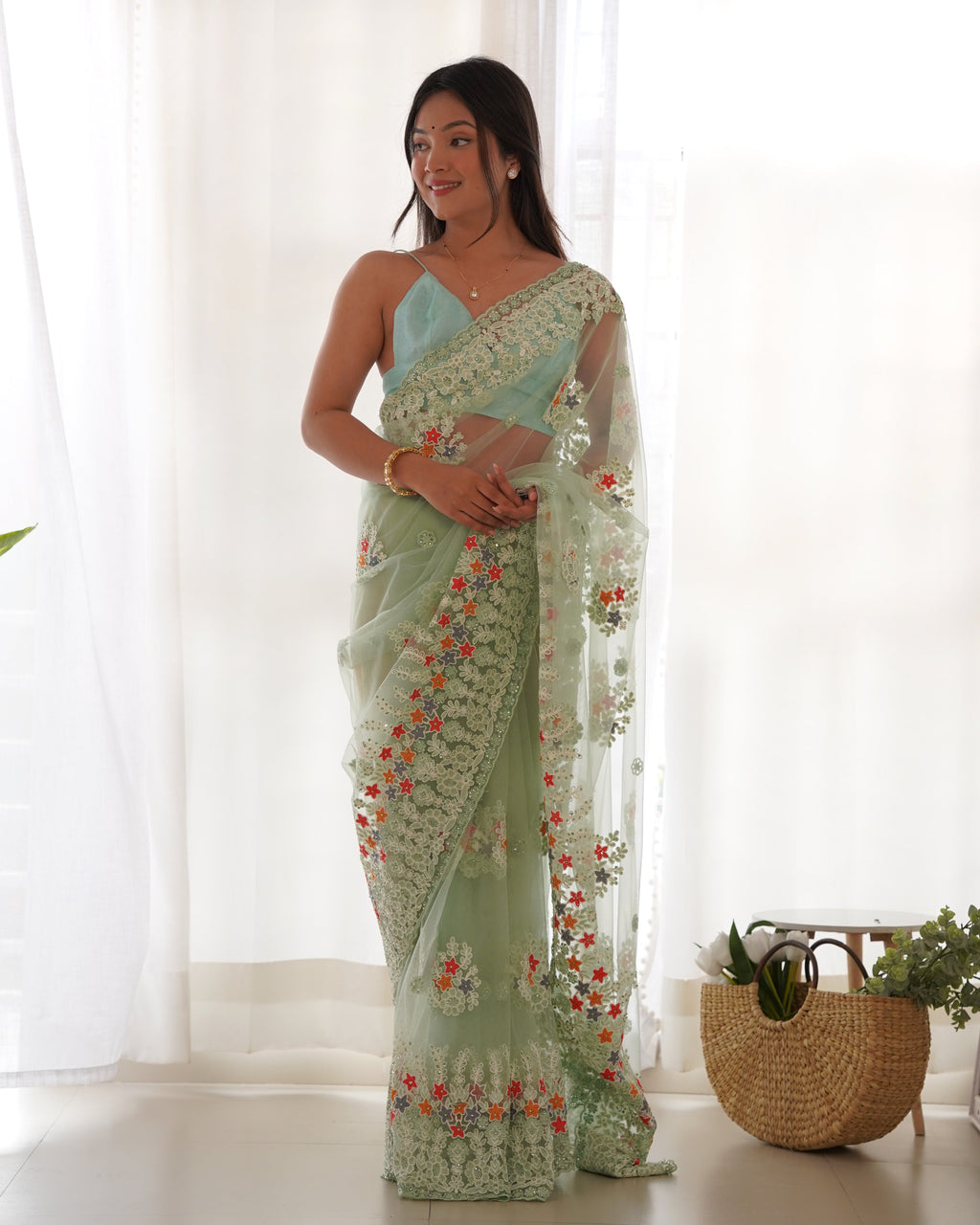 धागे और ज़री की कढ़ाई वाली पार्टी वियर साड़ी