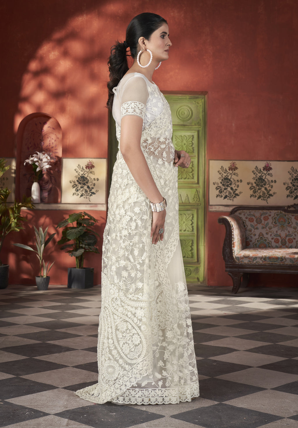 ज़री कढ़ाई और स्टोन वर्क वाली डिज़ाइनर साड़ी