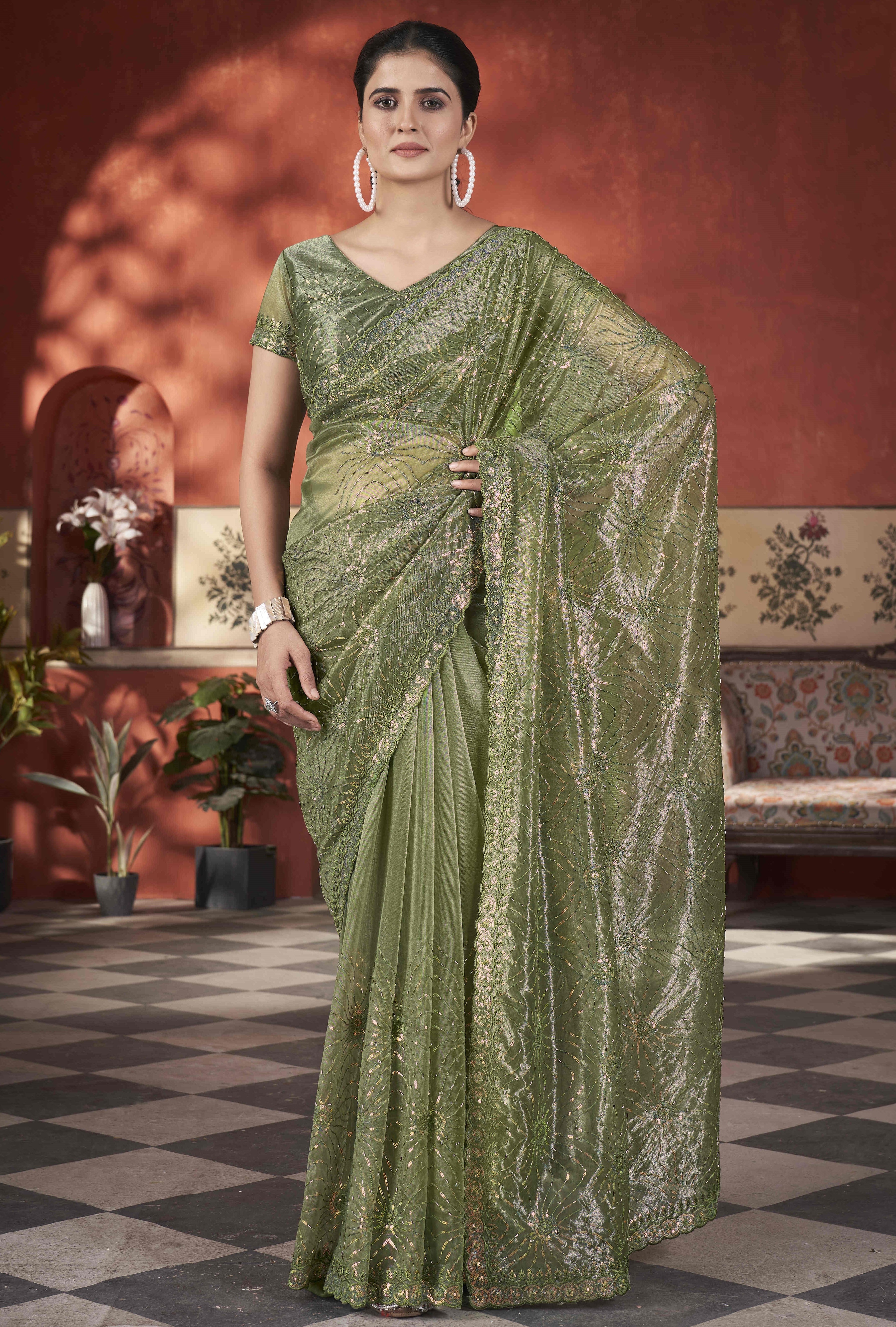 अनुक्रम और धागे की कढ़ाई के साथ डिजाइनर साड़ी