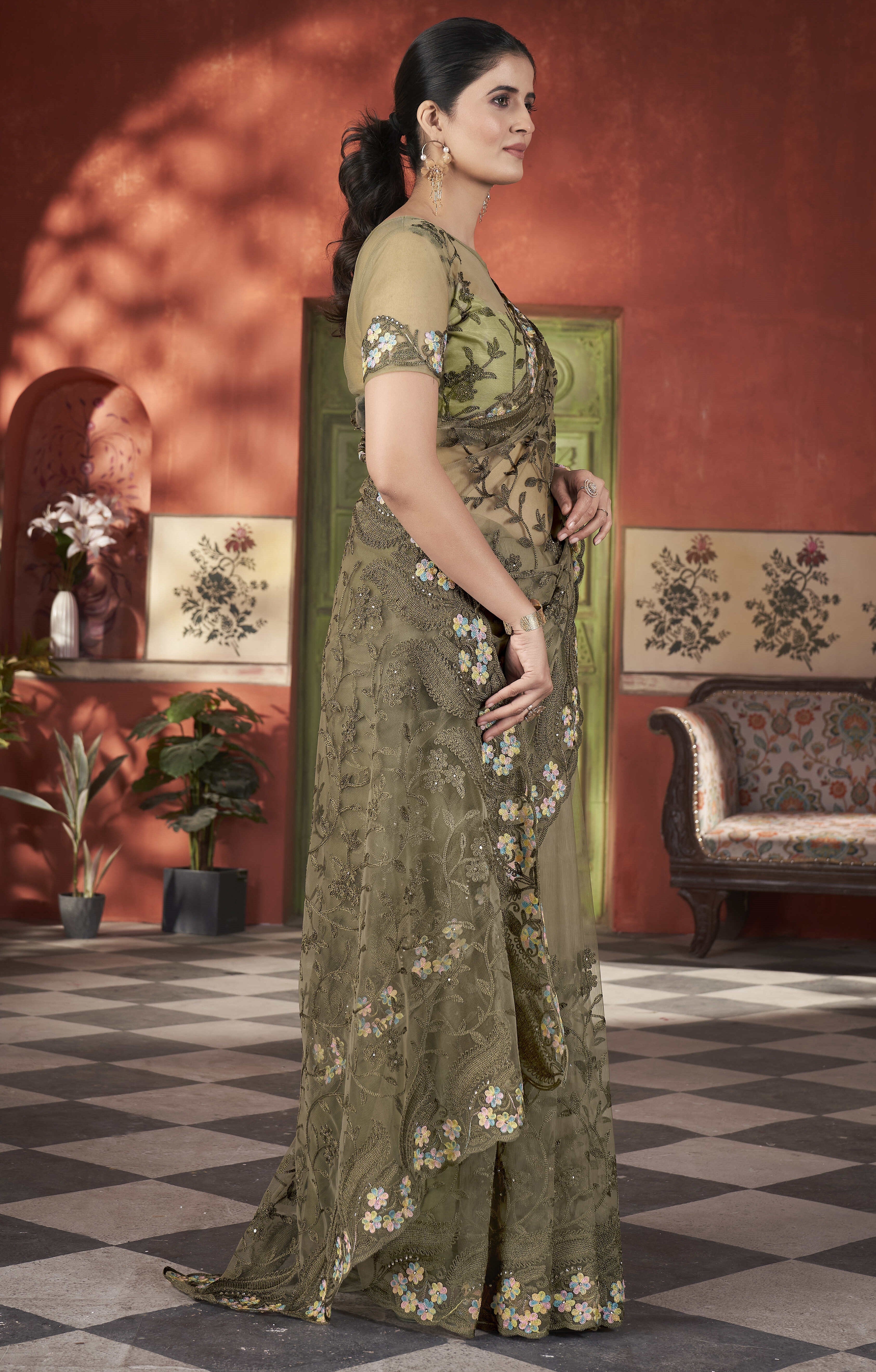 कढ़ाई और स्टोनवर्क वाली डिज़ाइनर पार्टी वियर साड़ी