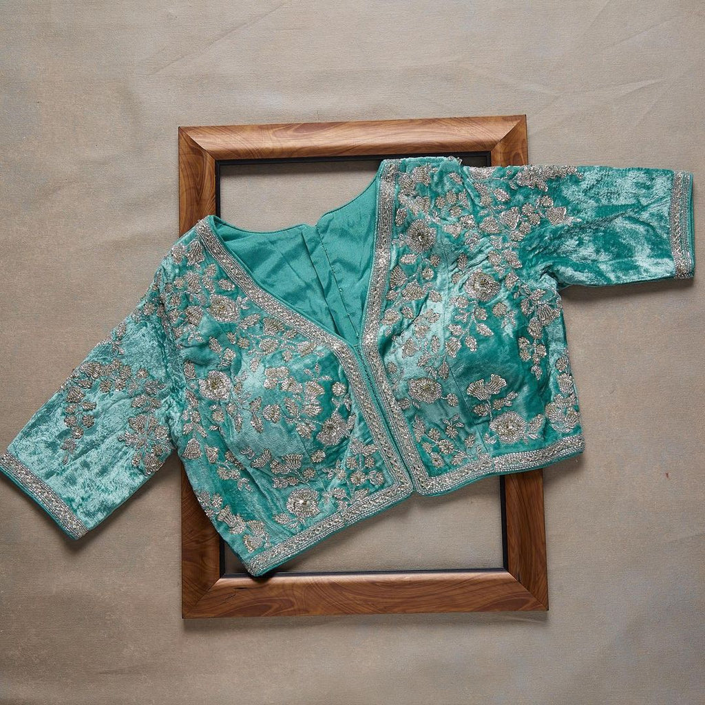 खूबसूरत सीक्वेंस और ज़री मल्टी वर्क वाली फैंसी साड़ी