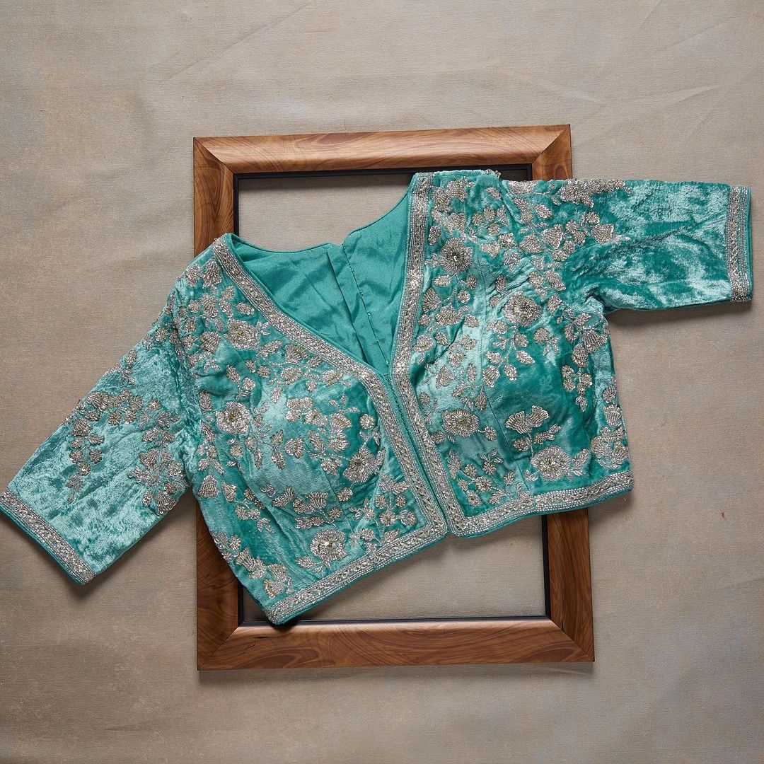 खूबसूरत सीक्वेंस और ज़री मल्टी वर्क वाली फैंसी साड़ी