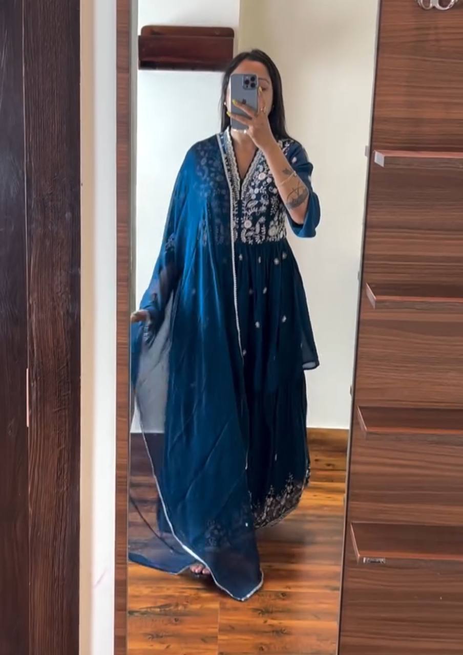 धागे के काम के साथ अनुक्रम कढ़ाई काम के साथ डिजाइनर सूट सेट