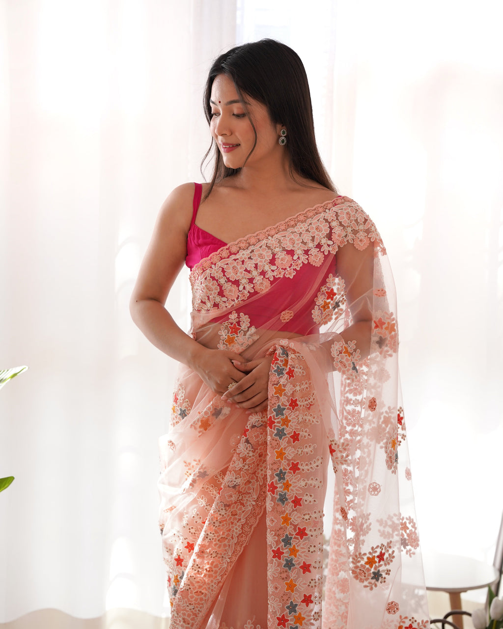 धागे और ज़री की कढ़ाई वाली पार्टी वियर साड़ी