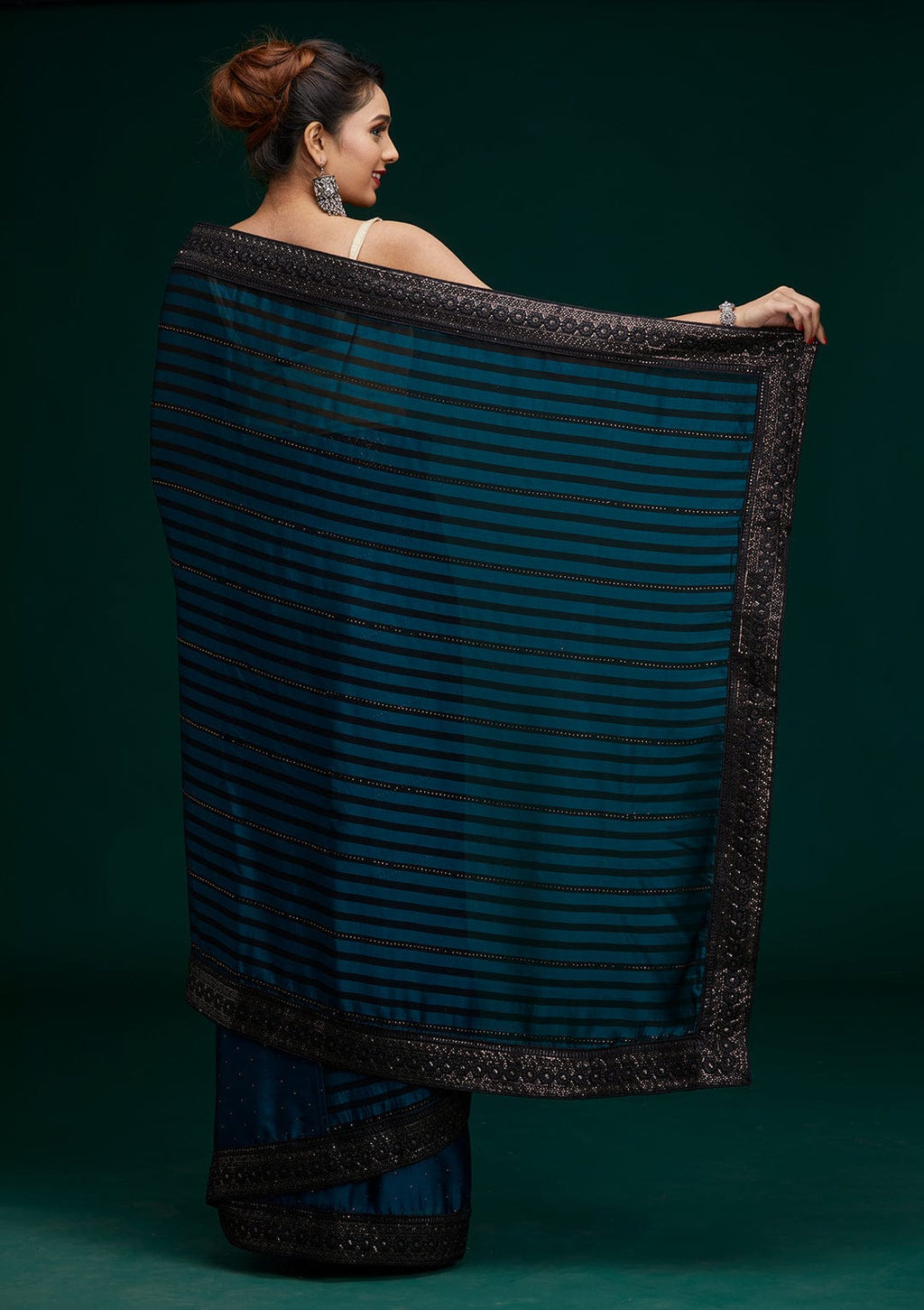 सीक्वेंस एम्ब्रॉयडरी वर्क वाली ट्रेंडिंग साड़ी