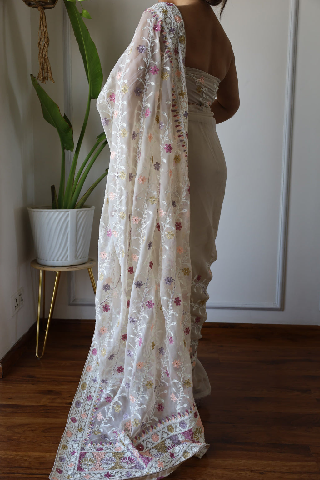 पत्थर के काम के साथ ज़री कढ़ाई के काम वाली डिज़ाइनर साड़ी