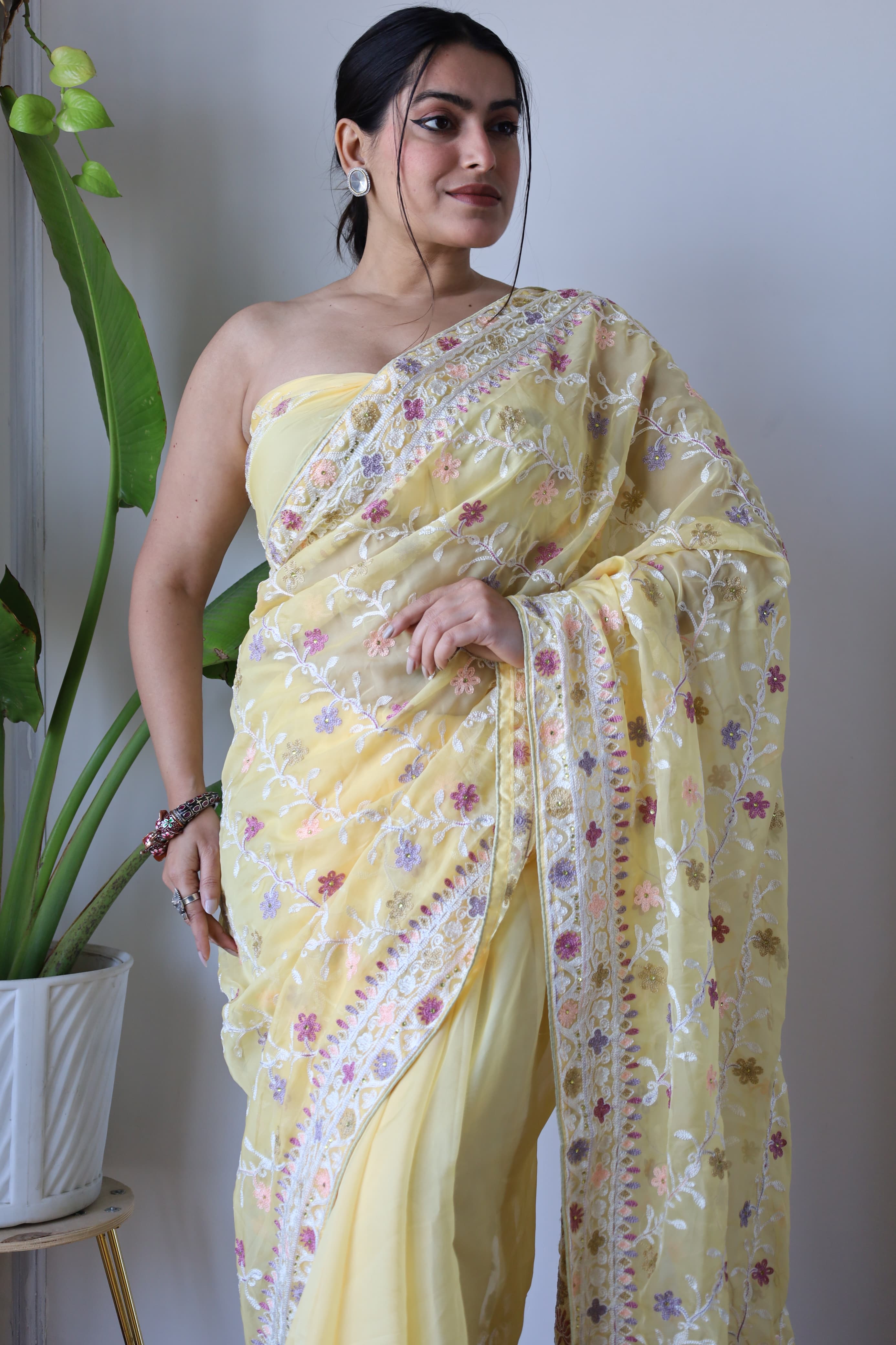 पत्थर के काम के साथ ज़री कढ़ाई के काम वाली डिज़ाइनर साड़ी