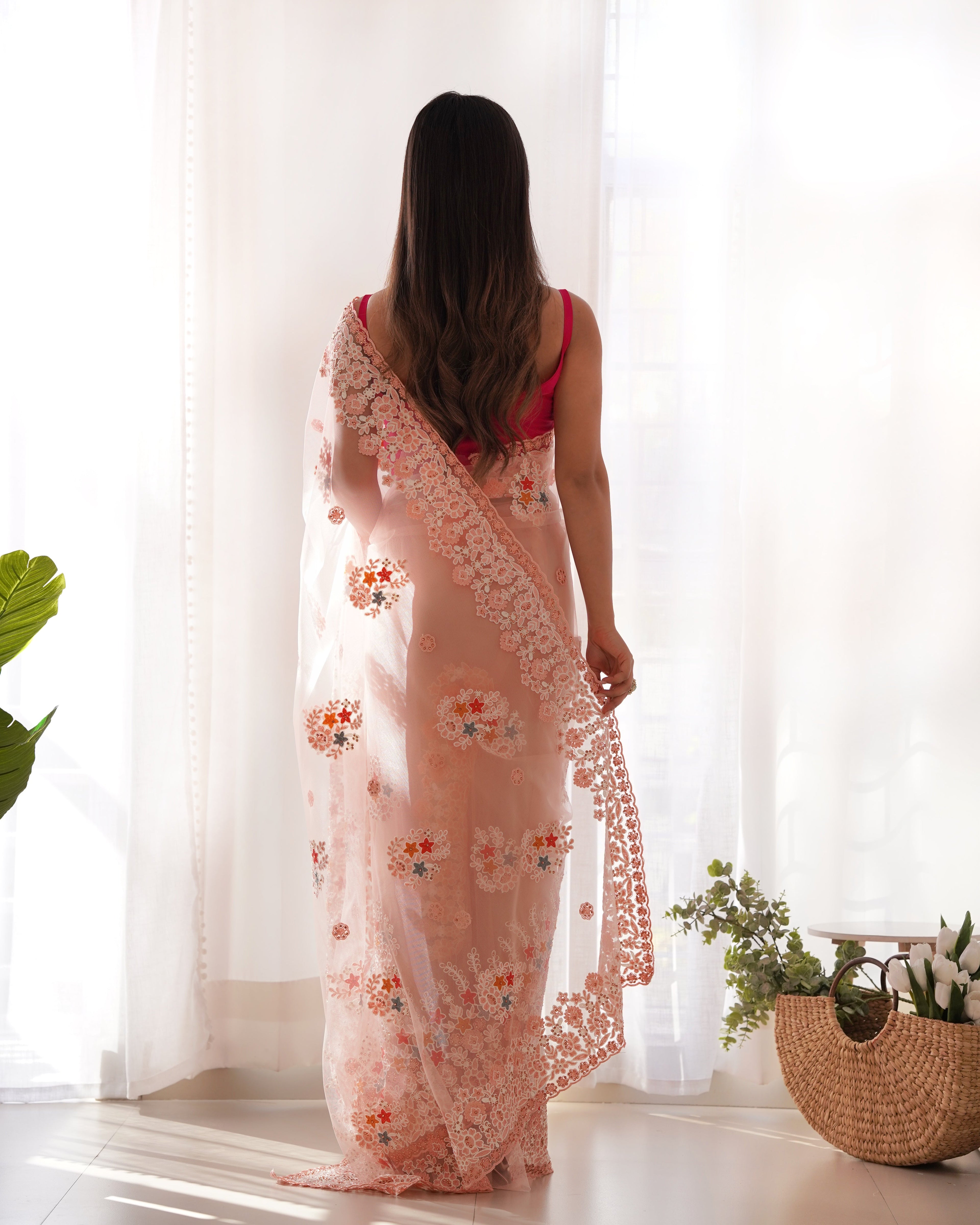 धागे और ज़री की कढ़ाई वाली पार्टी वियर साड़ी