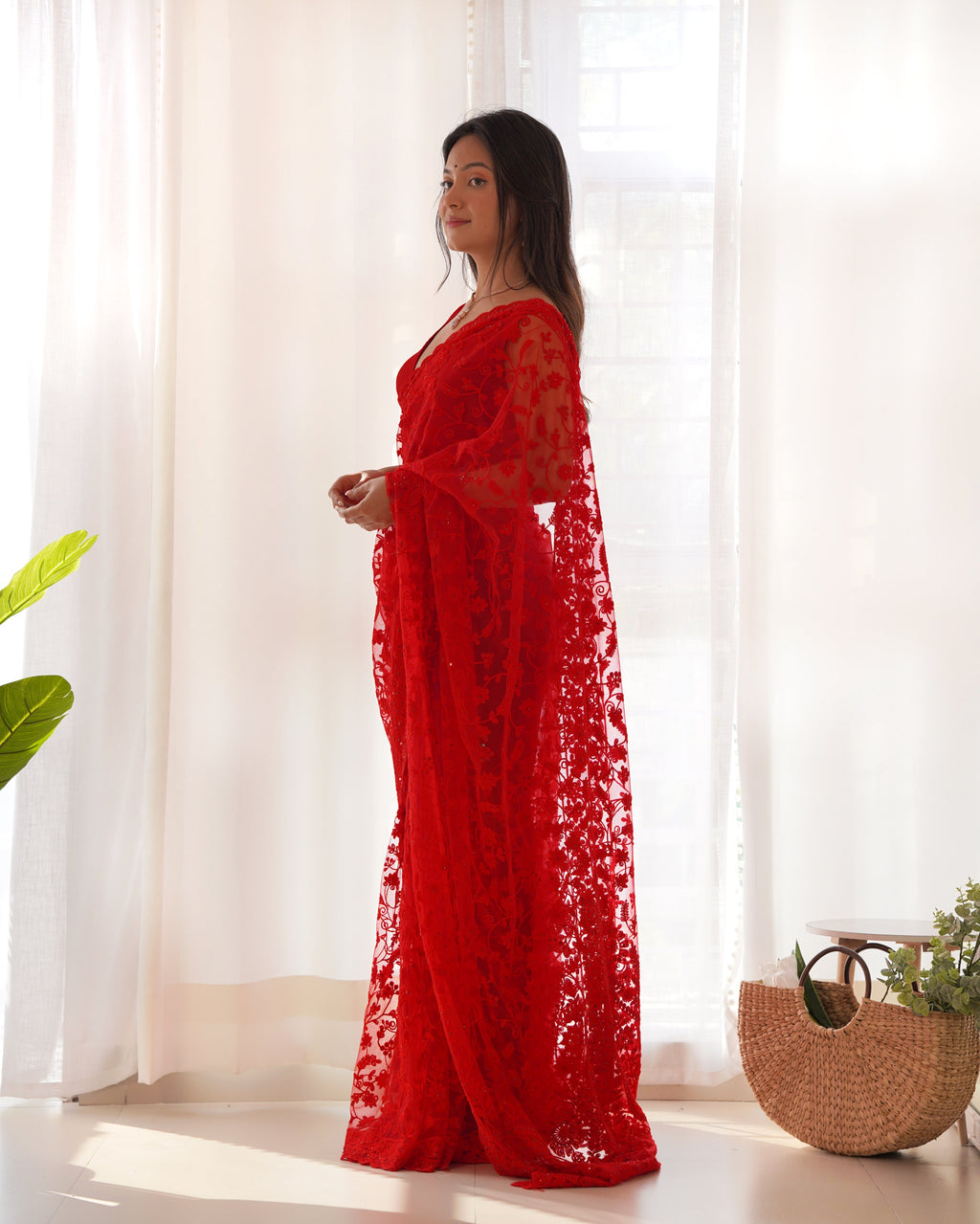 ज़री कढ़ाई और स्टोन वर्क वाली डिज़ाइनर साड़ी