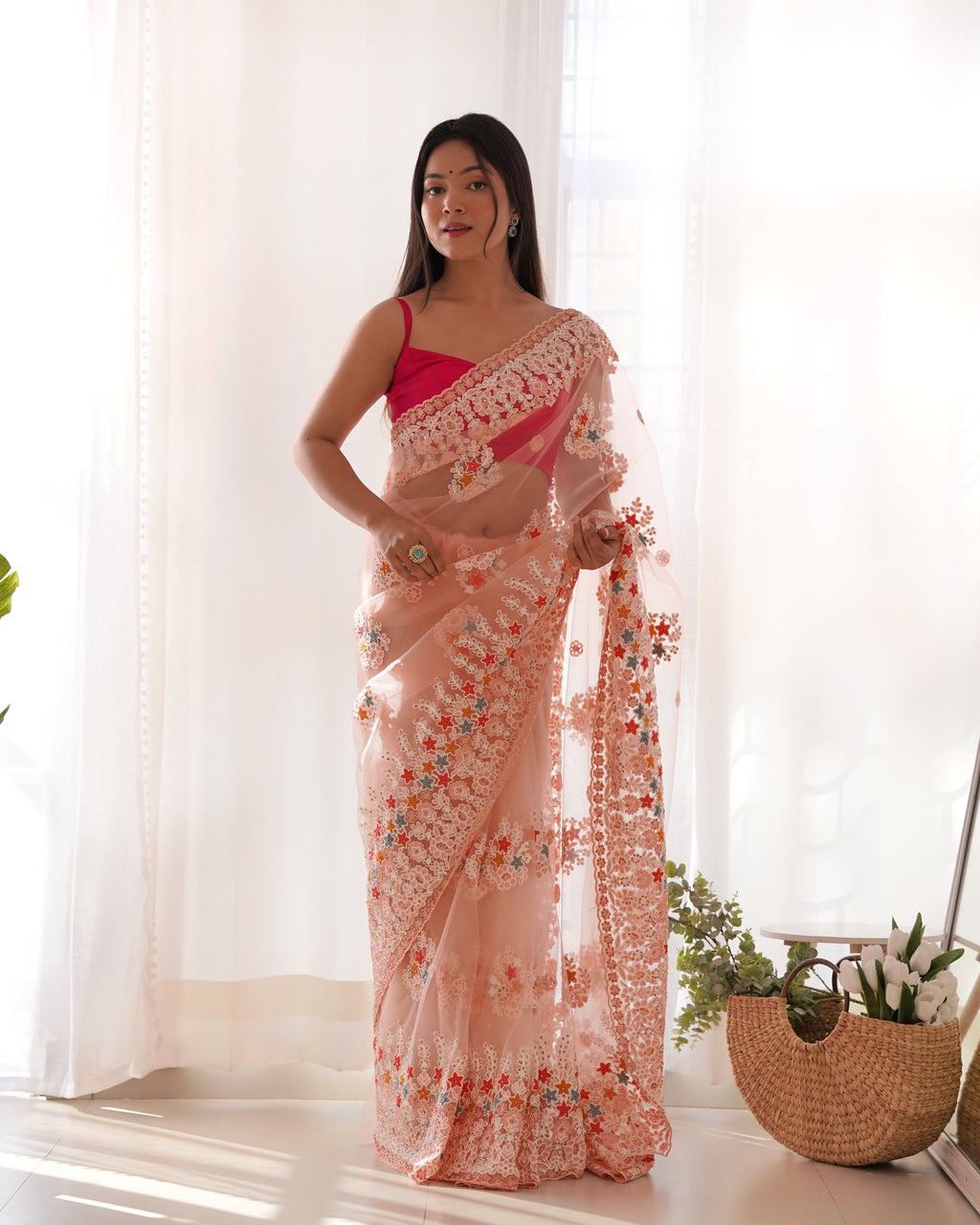 धागे और ज़री की कढ़ाई वाली पार्टी वियर साड़ी