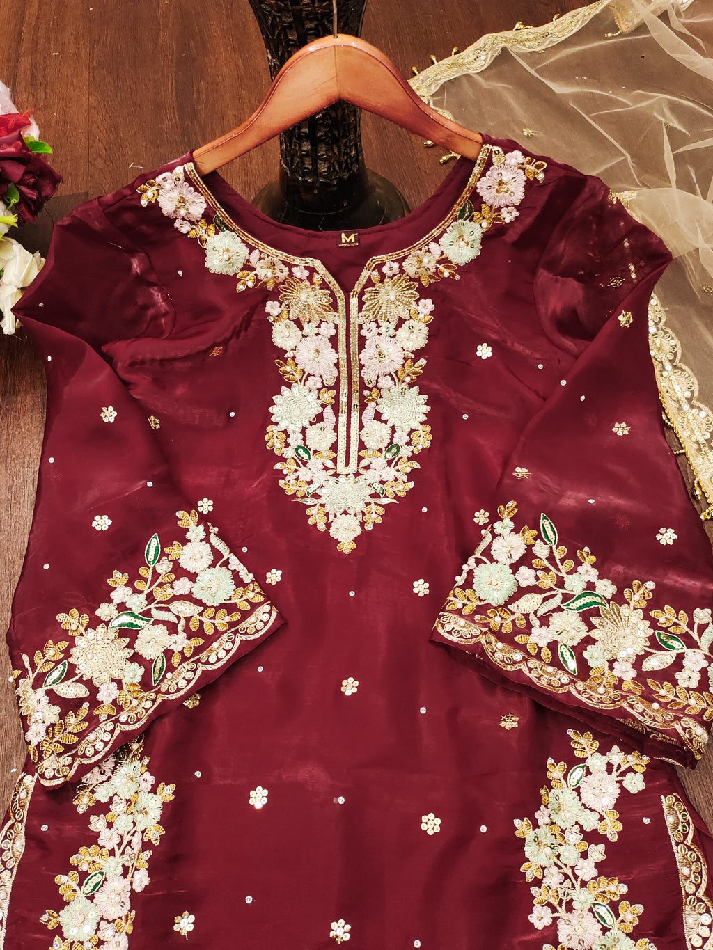 सीक्वेंस कढ़ाई वर्क के साथ डिज़ाइनर पार्टी वियर सूट सेट