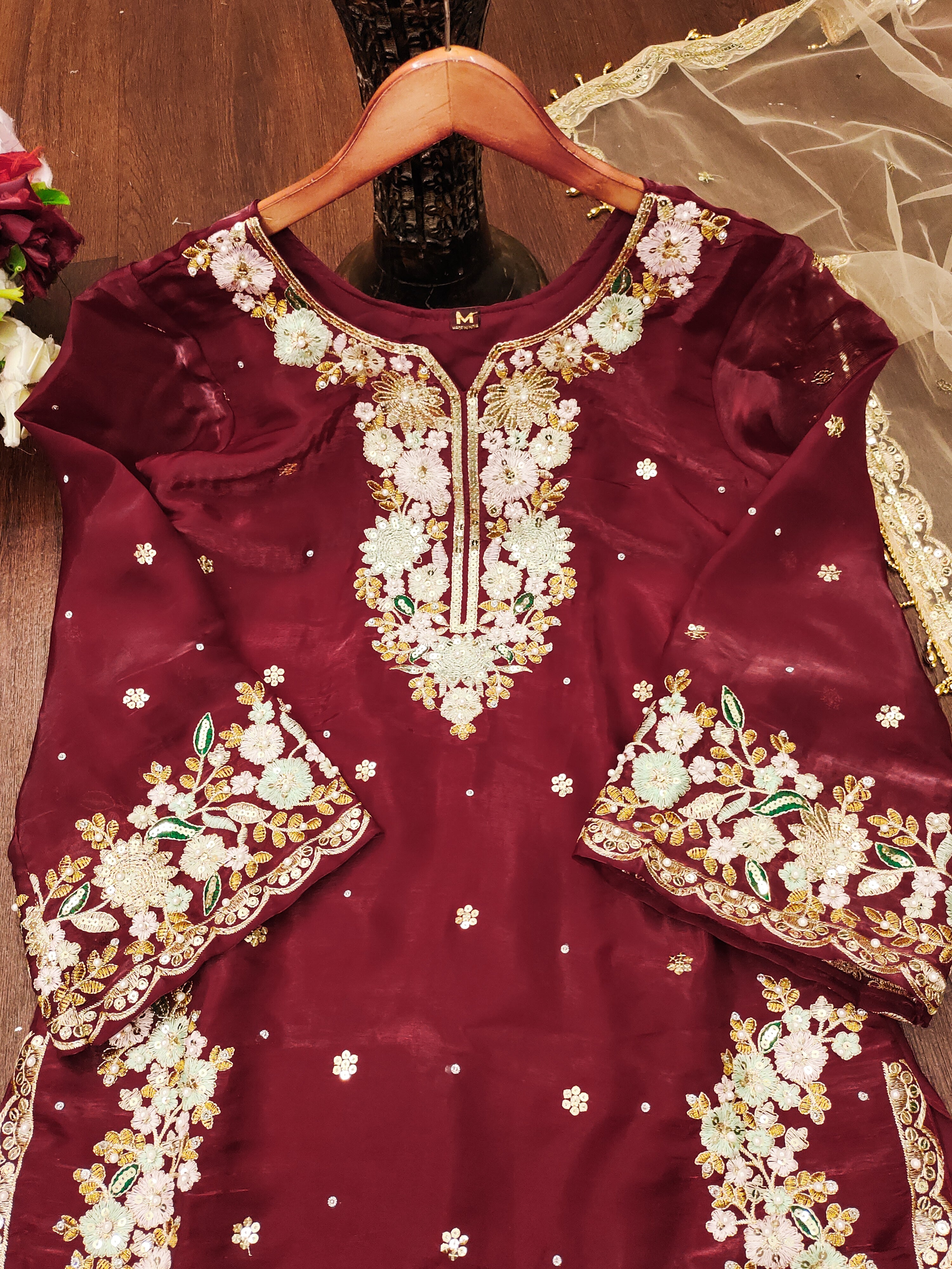 सीक्वेंस कढ़ाई वर्क के साथ डिज़ाइनर पार्टी वियर सूट सेट