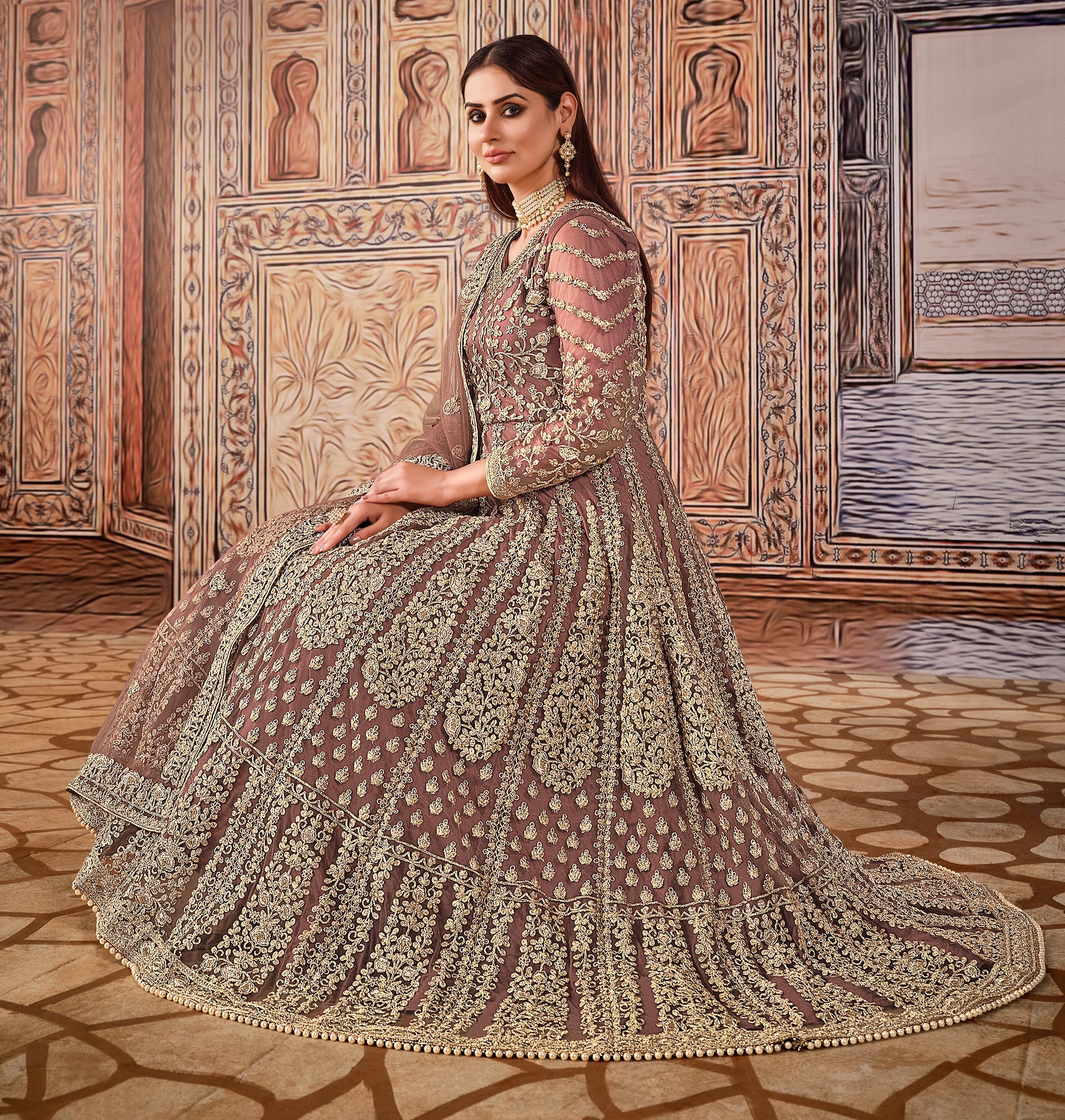 थ्रेड और सीक्वेंस वर्क के साथ डिज़ाइनर पार्टी वियर गाउन