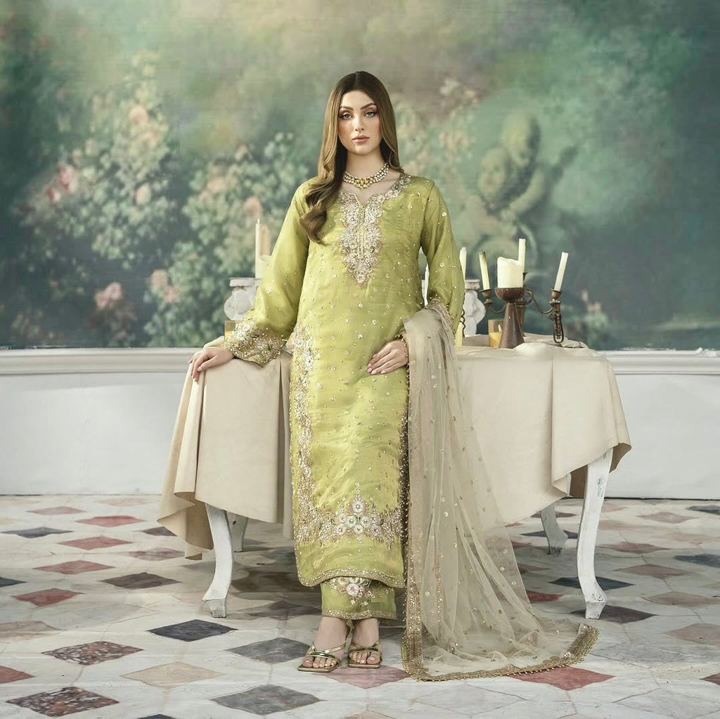 सीक्वेंस कढ़ाई वर्क के साथ डिज़ाइनर पार्टी वियर सूट सेट