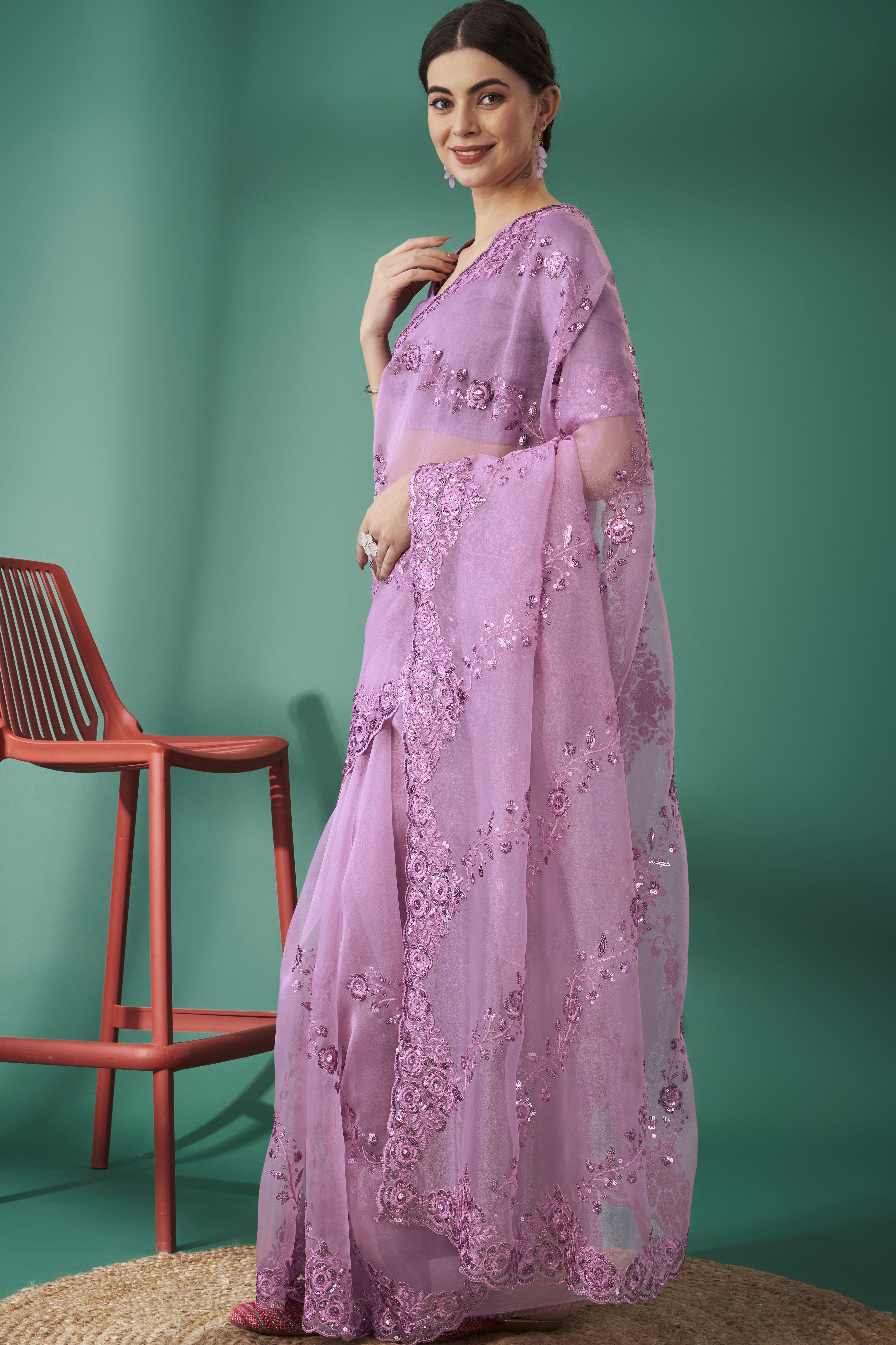 सीक्वेंस और थ्रेड वर्क वाली पार्टी वियर डिज़ाइनर साड़ी