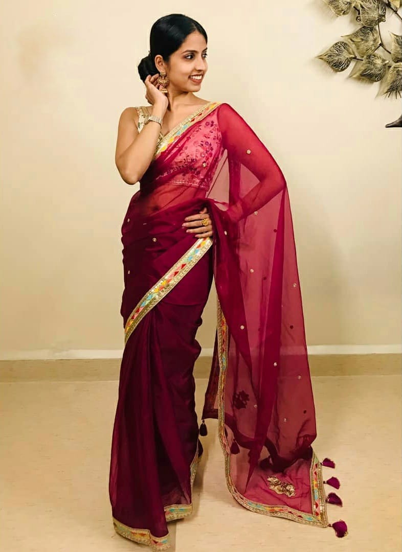 सीक्वेंस कढ़ाई, धागे और डोरी वर्क वाली फैंसी साड़ी