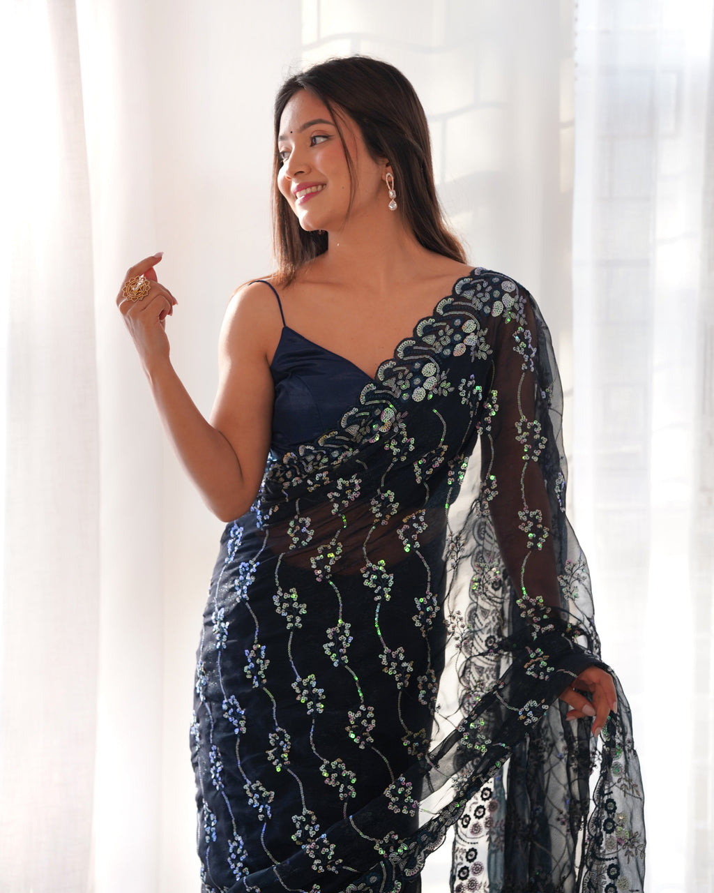 डिज़ाइनर सीक्वेंस एम्ब्रॉयडरी वर्क वाली पार्टी वियर साड़ी