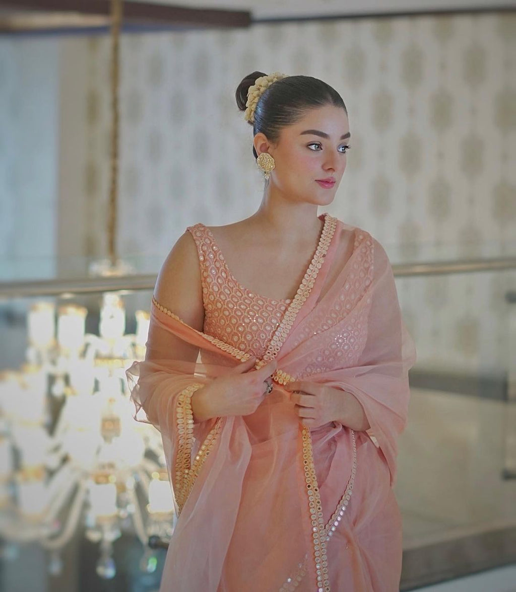 कढ़ाईदार सीक्वेंस वर्क वाली डिज़ाइनर पार्टी वियर साड़ी