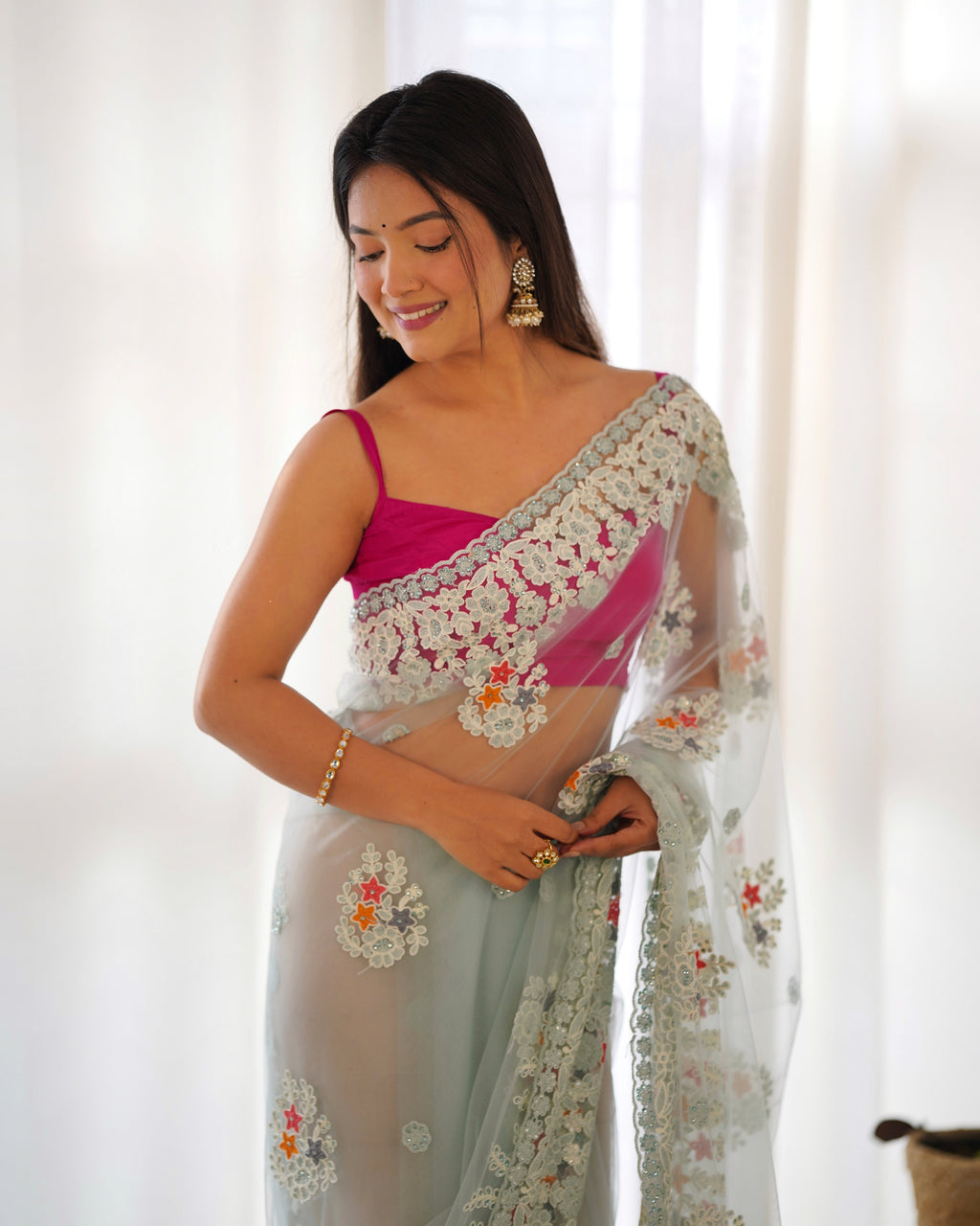 धागे और ज़री की कढ़ाई वाली पार्टी वियर साड़ी