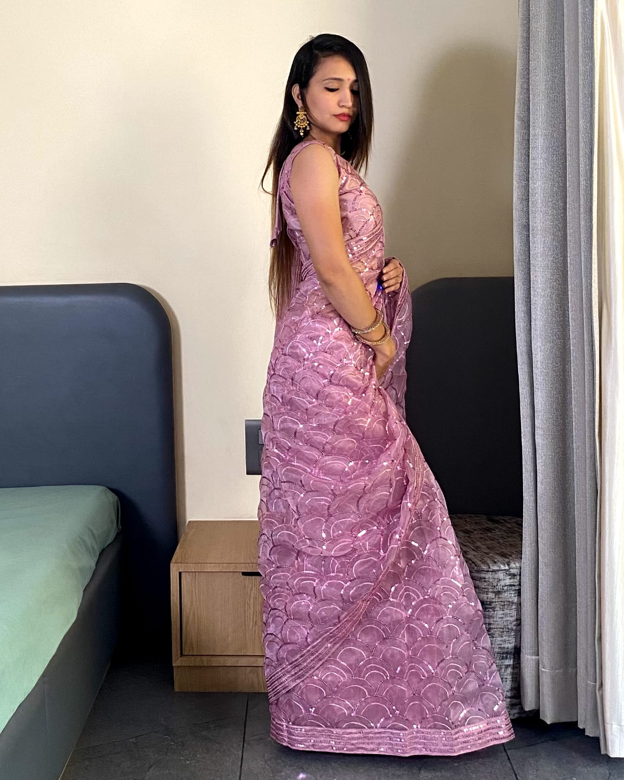 कढ़ाईदार लेस बॉर्डर वाली ज़री डोरी वाली डिज़ाइनर साड़ी