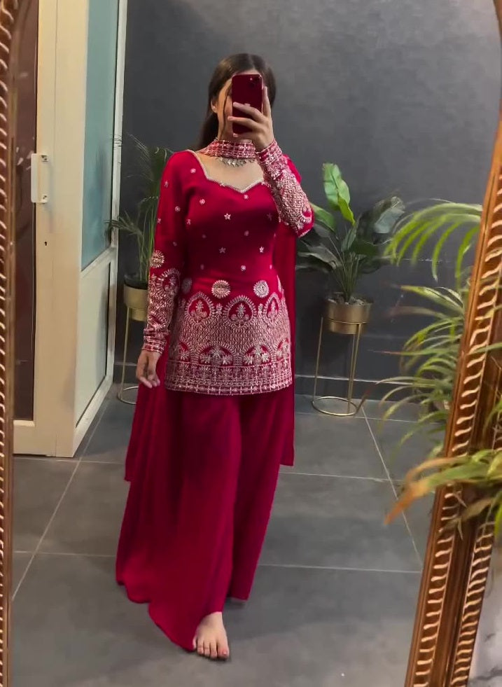 पार्टी वियर टॉप-बॉटम और दुपट्टा सीक्वेंस एम्ब्रॉयडरी वर्क के साथ