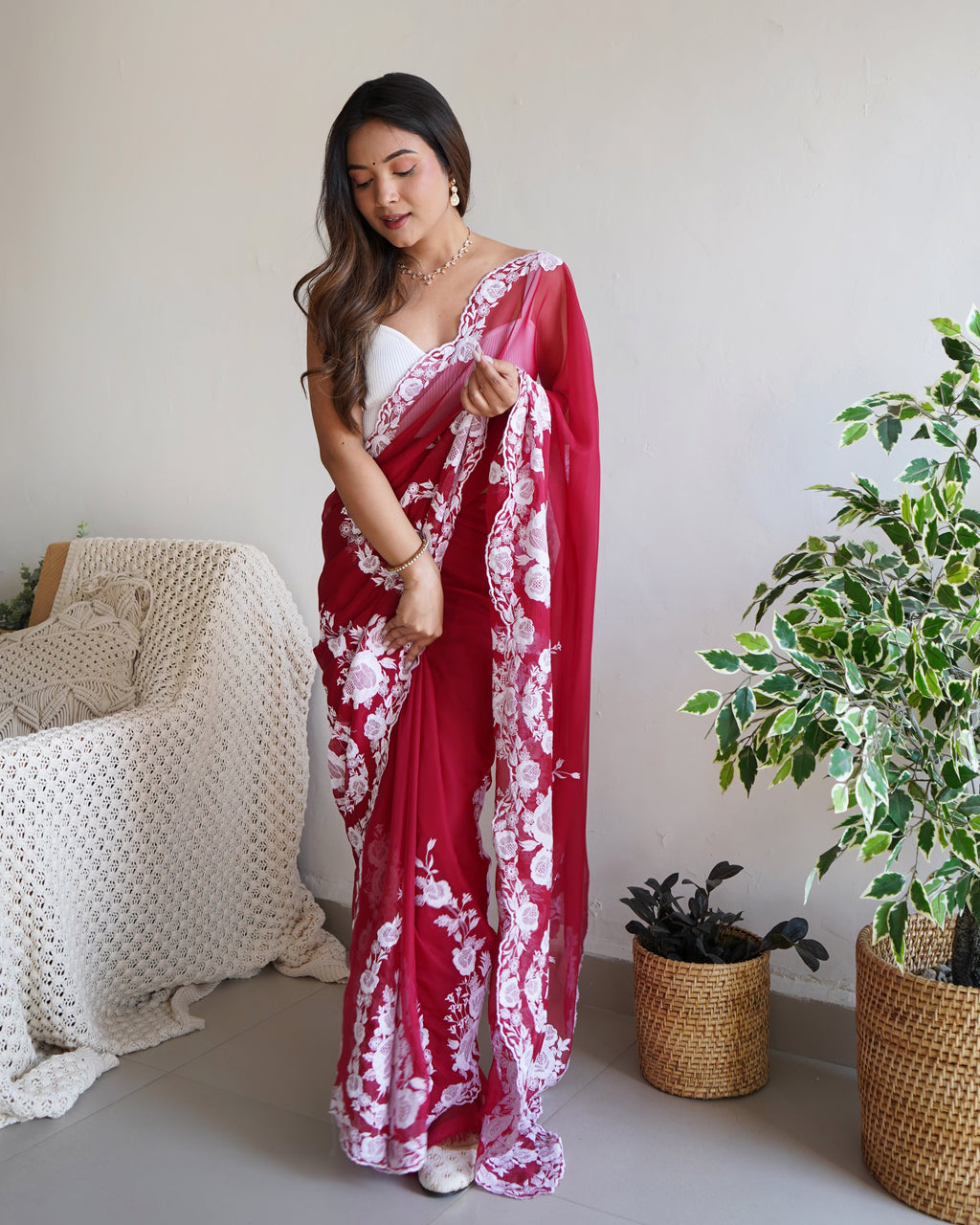 सुंदर धागे के काम और कट दाना कढ़ाई के साथ फैंसी साड़ी