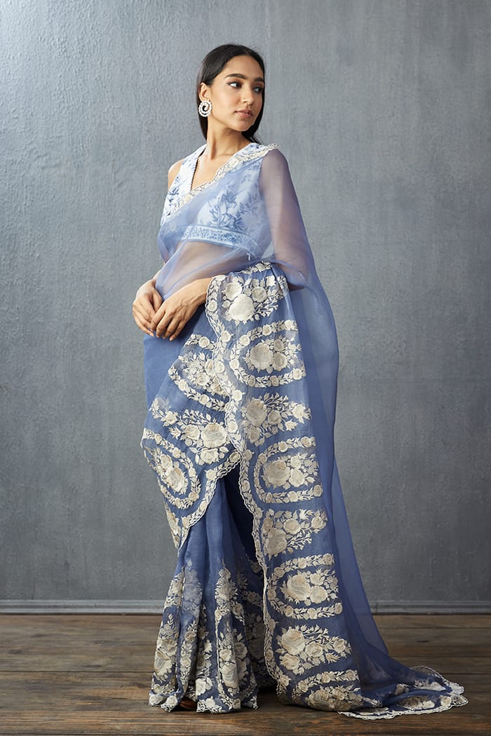 सुंदर धागे के काम और कट दाना कढ़ाई के साथ फैंसी साड़ी