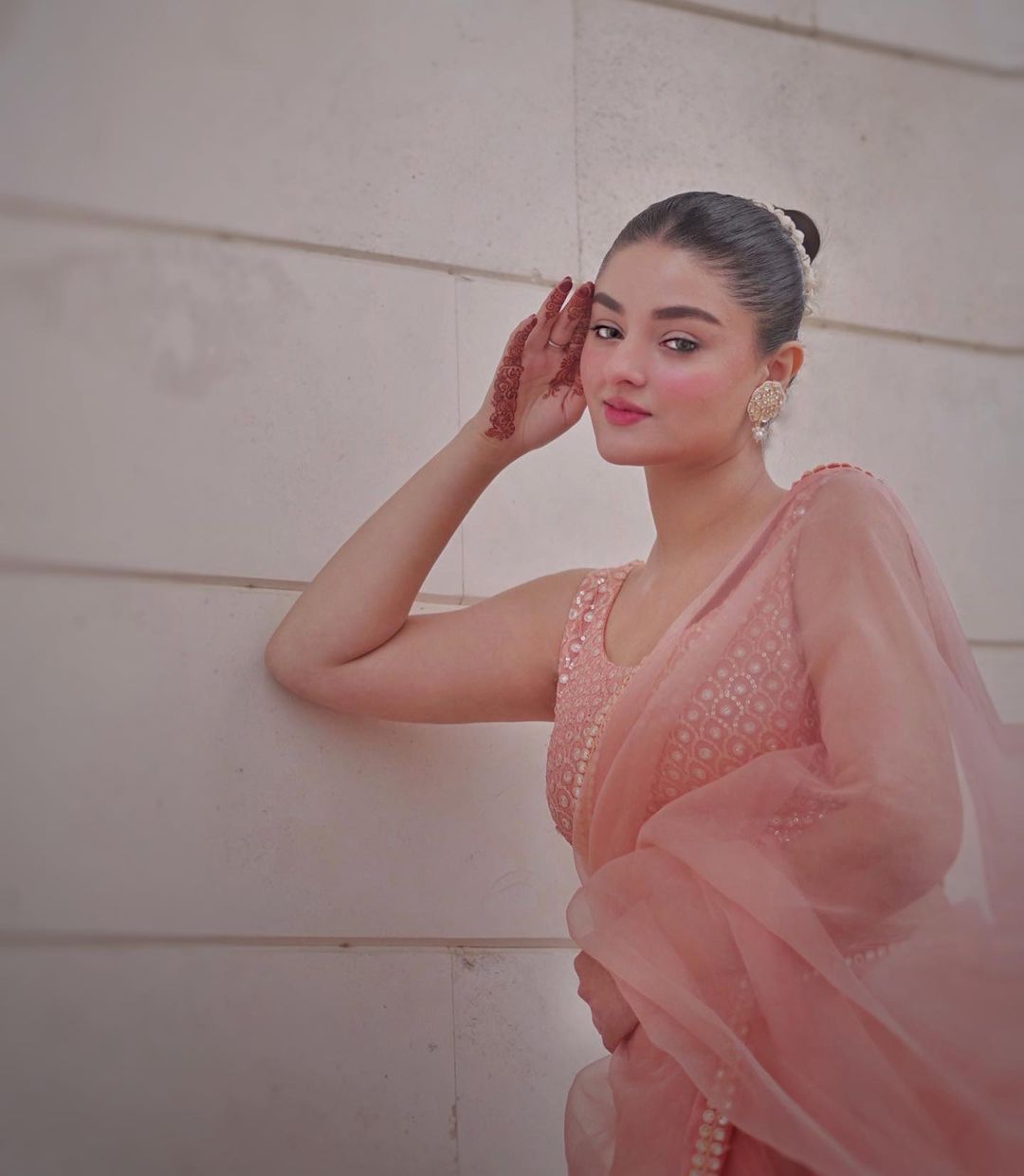 कढ़ाईदार सीक्वेंस वर्क वाली डिज़ाइनर पार्टी वियर साड़ी