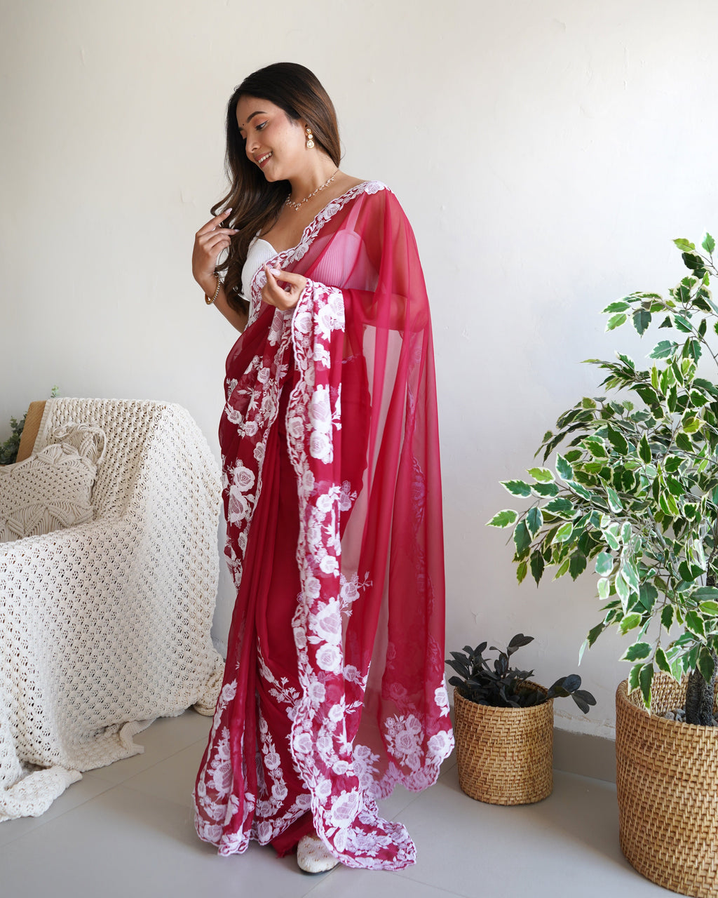 सुंदर धागे के काम और कट दाना कढ़ाई के साथ फैंसी साड़ी