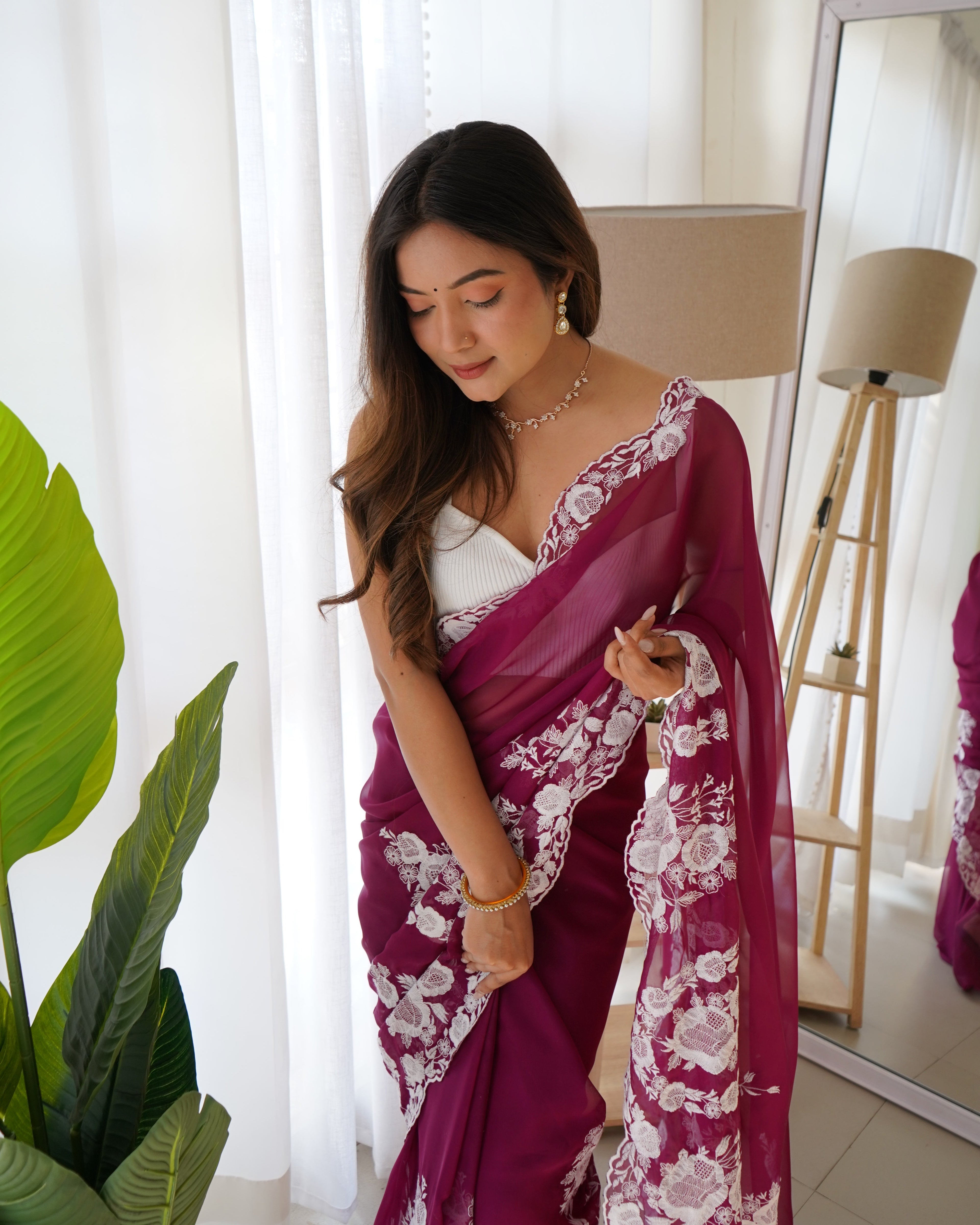 सुंदर धागे के काम और कट दाना कढ़ाई के साथ फैंसी साड़ी