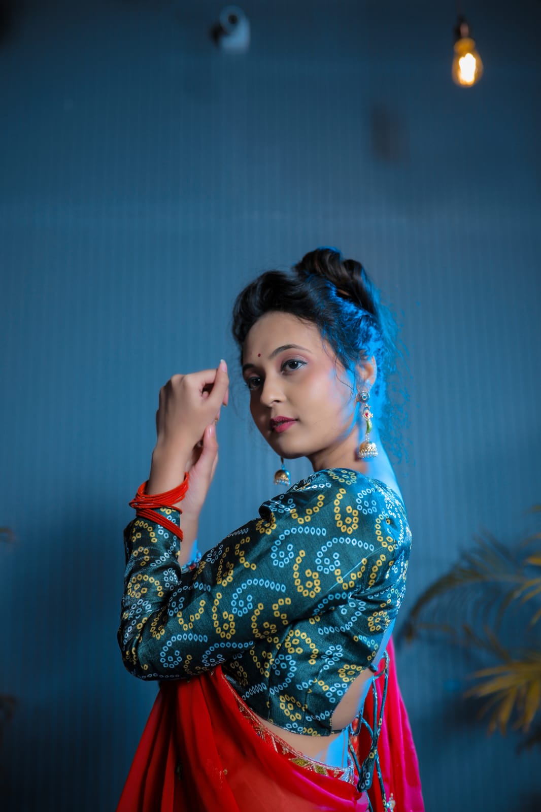 कढ़ाई धागे और मिरर वर्क के साथ पार्टी वियर डिज़ाइनर साड़ी