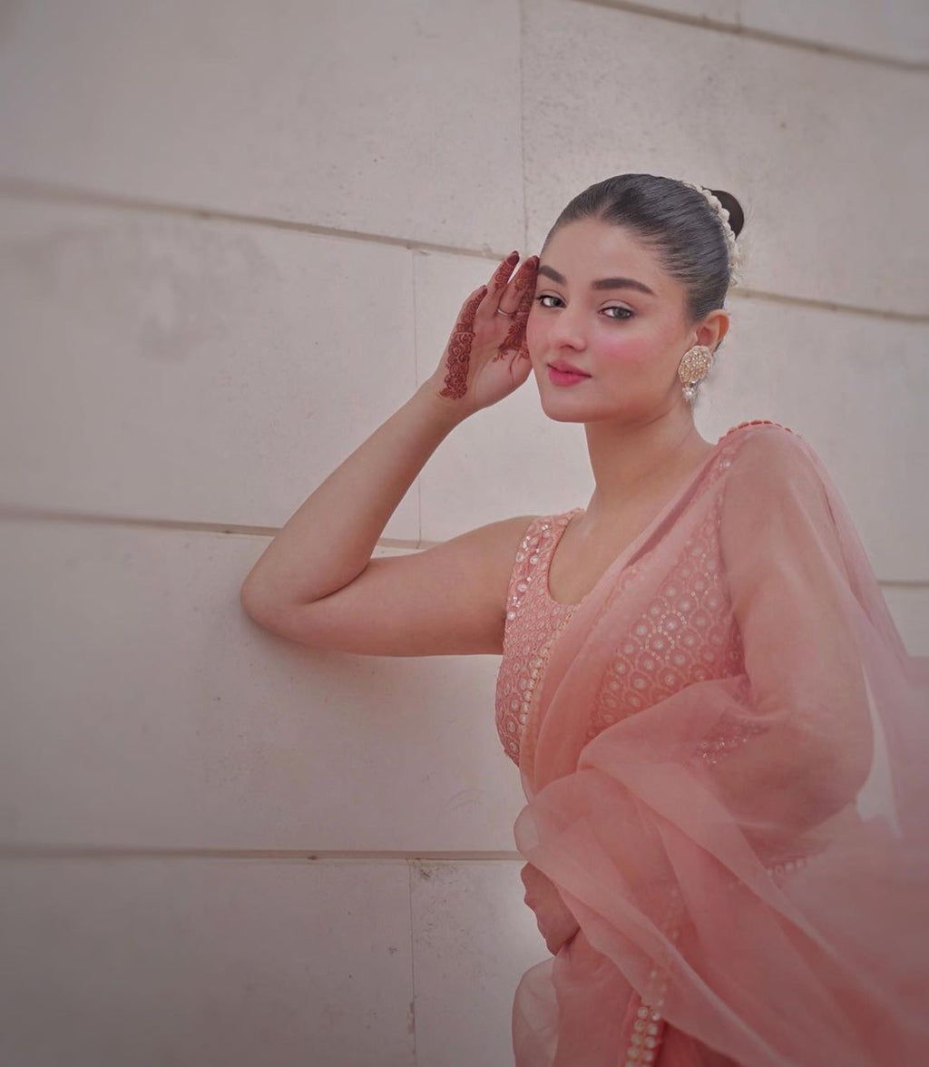 कढ़ाईदार सीक्वेंस वर्क वाली डिज़ाइनर पार्टी वियर साड़ी