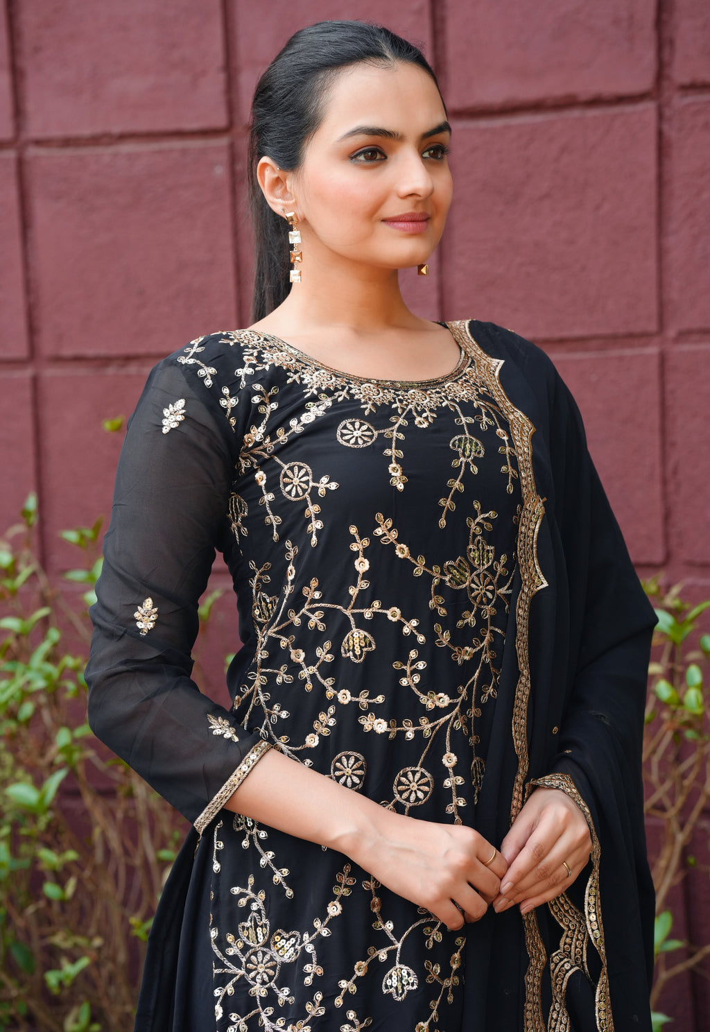 सीक्वेंस कढ़ाई वर्क वाला डिज़ाइनर शरारा सूट