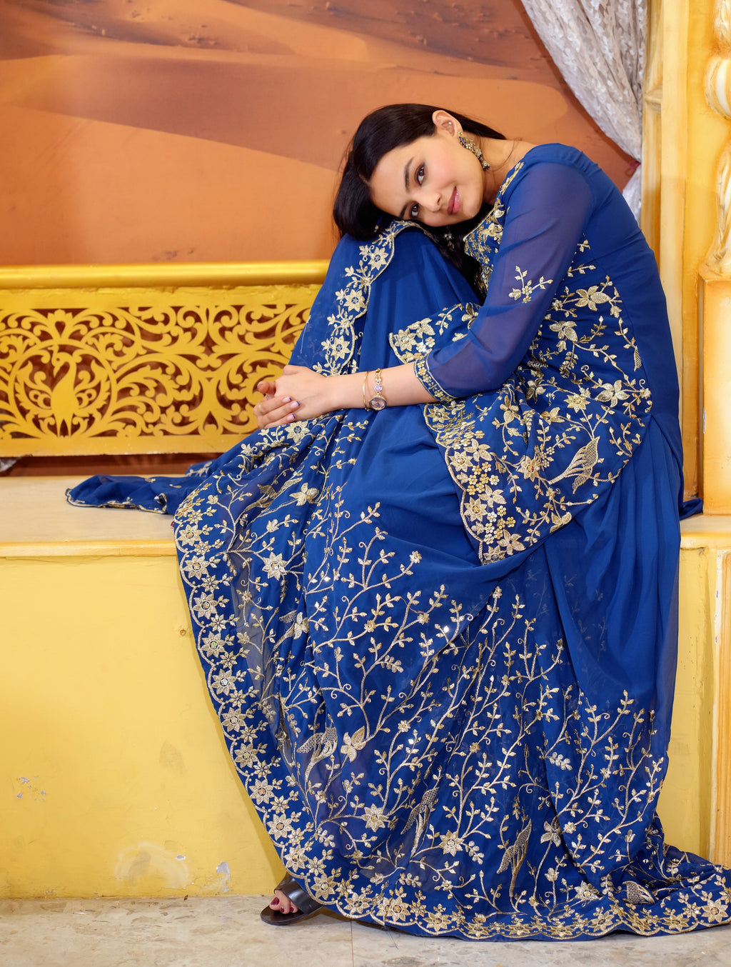 सीक्वेंस एम्ब्रॉयडरी वर्क के साथ डिज़ाइनर पार्टी वियर लहंगा सूट