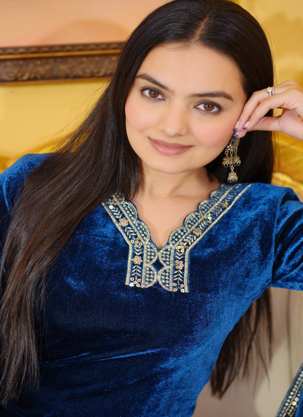 कढ़ाईदार काम के साथ डिज़ाइनर पार्टी वियर वेलवेट सूट