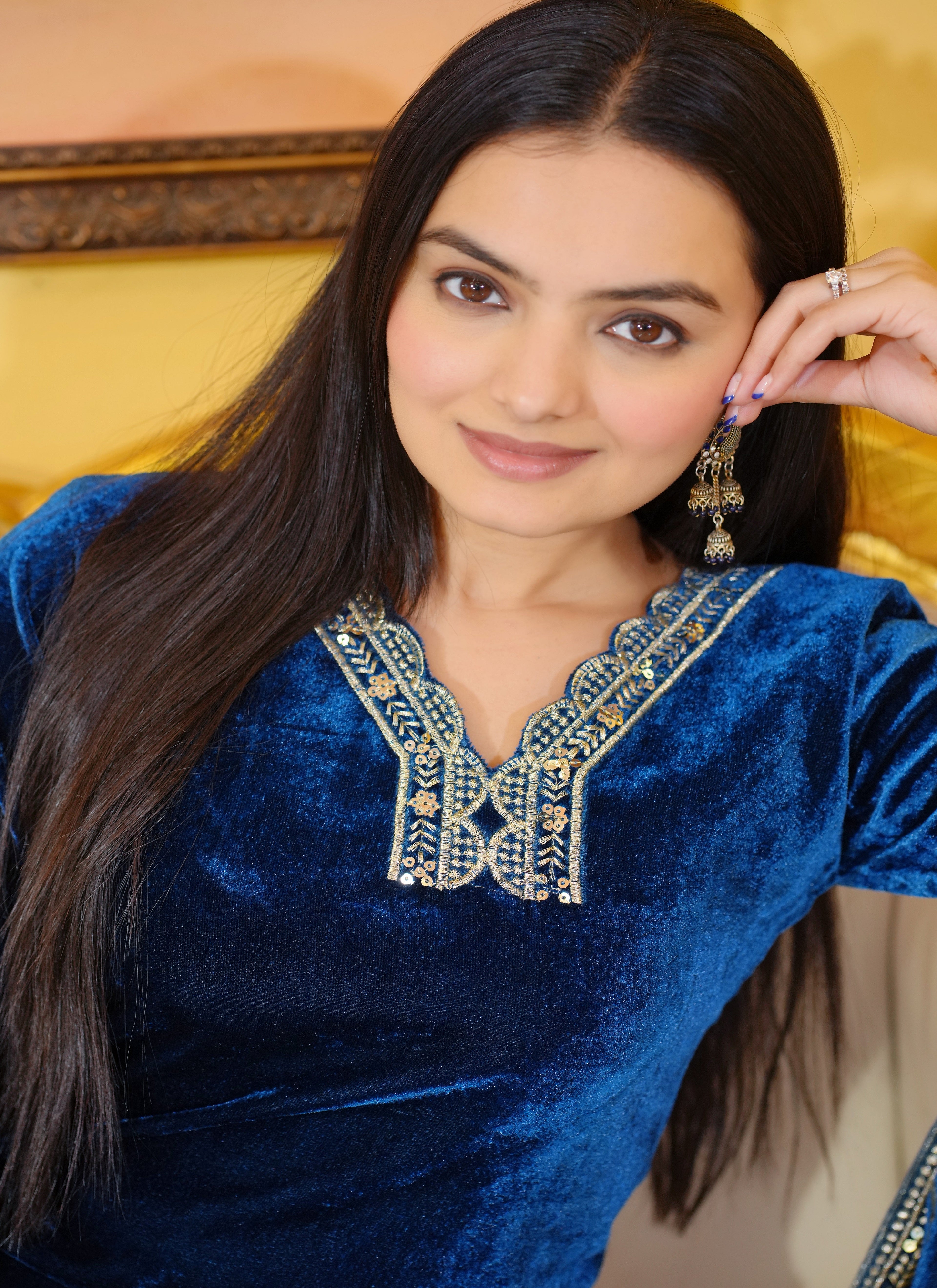 कढ़ाईदार काम के साथ डिज़ाइनर पार्टी वियर वेलवेट सूट