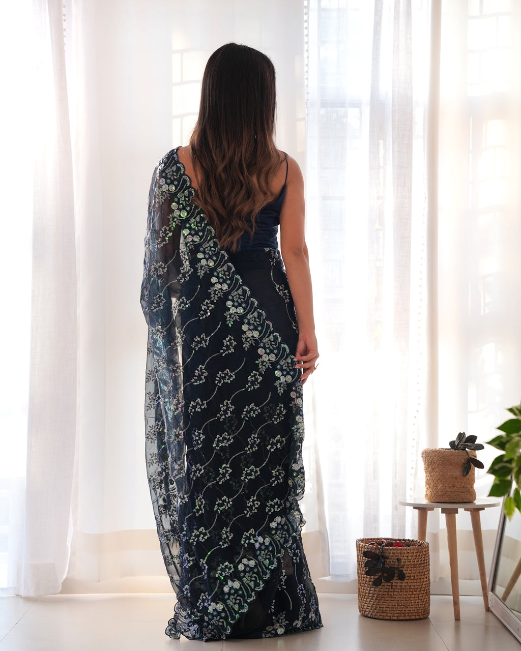 डिज़ाइनर सीक्वेंस एम्ब्रॉयडरी वर्क वाली पार्टी वियर साड़ी