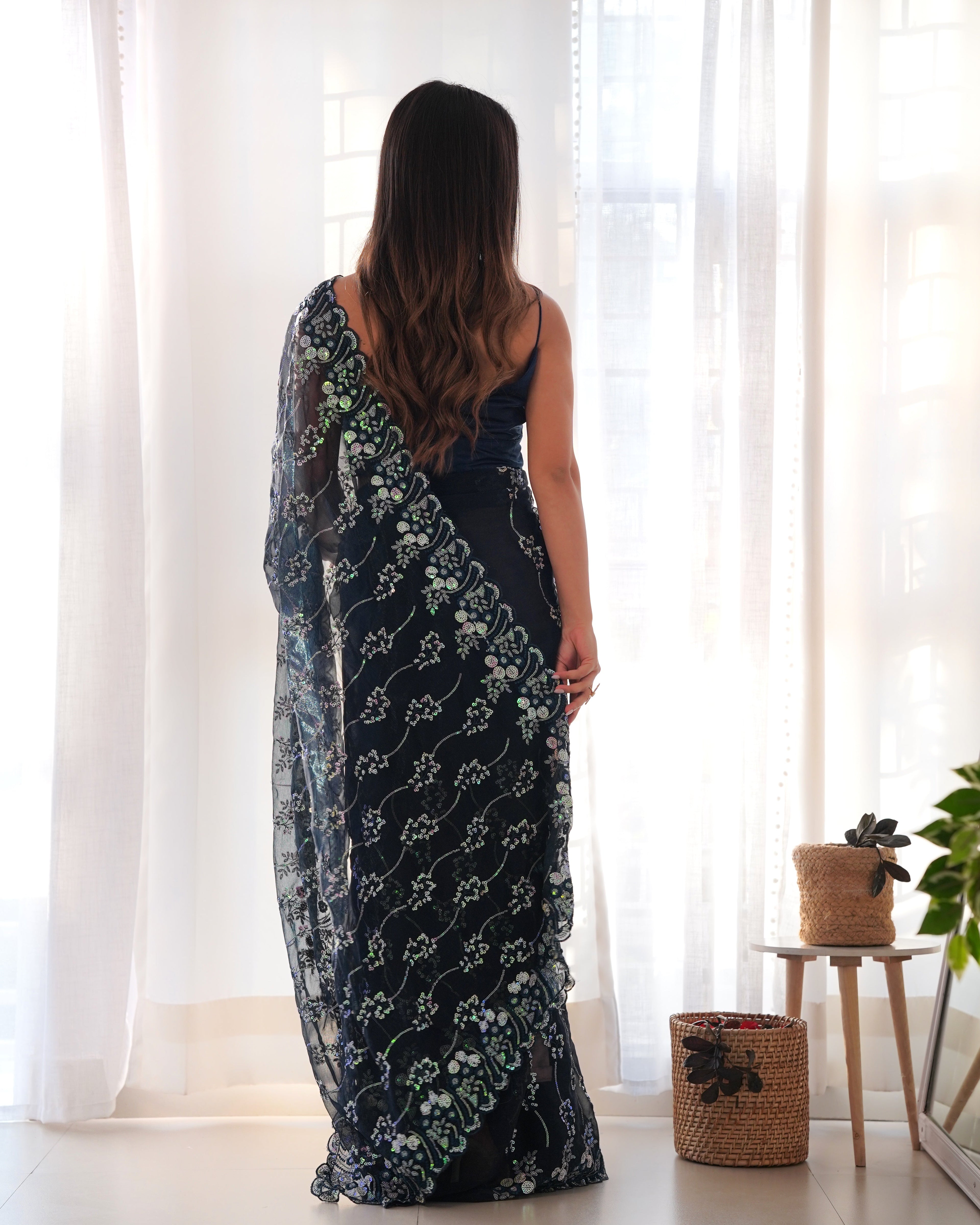 डिज़ाइनर सीक्वेंस एम्ब्रॉयडरी वर्क वाली पार्टी वियर साड़ी