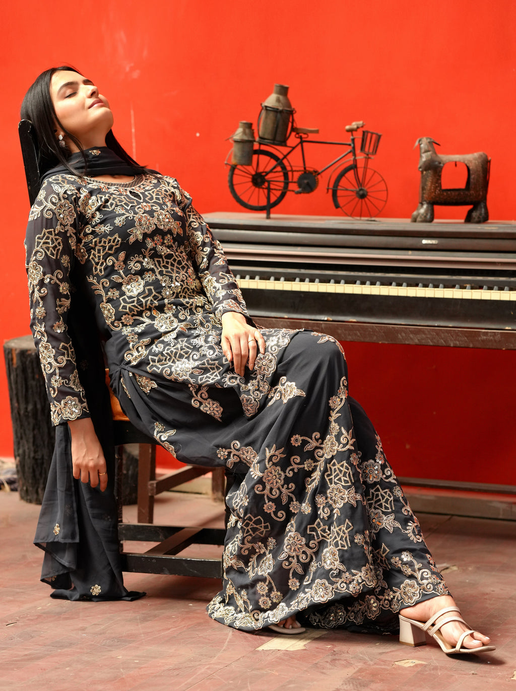 कोडिंग सीक्वेंस कढ़ाई वर्क के साथ डिज़ाइनर शरारा सूट