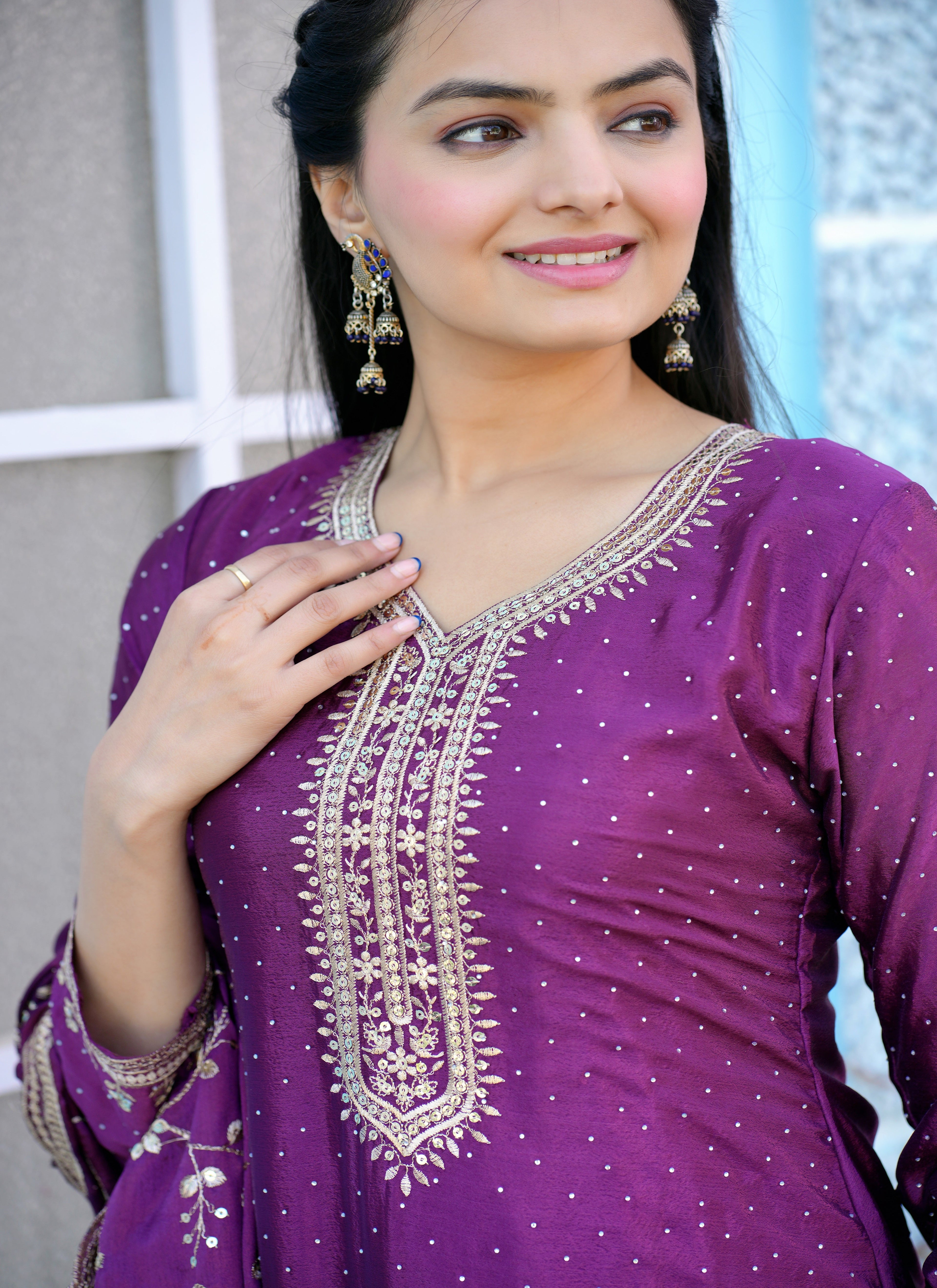 सीक्वेंस एम्ब्रॉयडरी वर्क और स्टोन वर्क के साथ डिज़ाइनर पार्टी वियर सूट