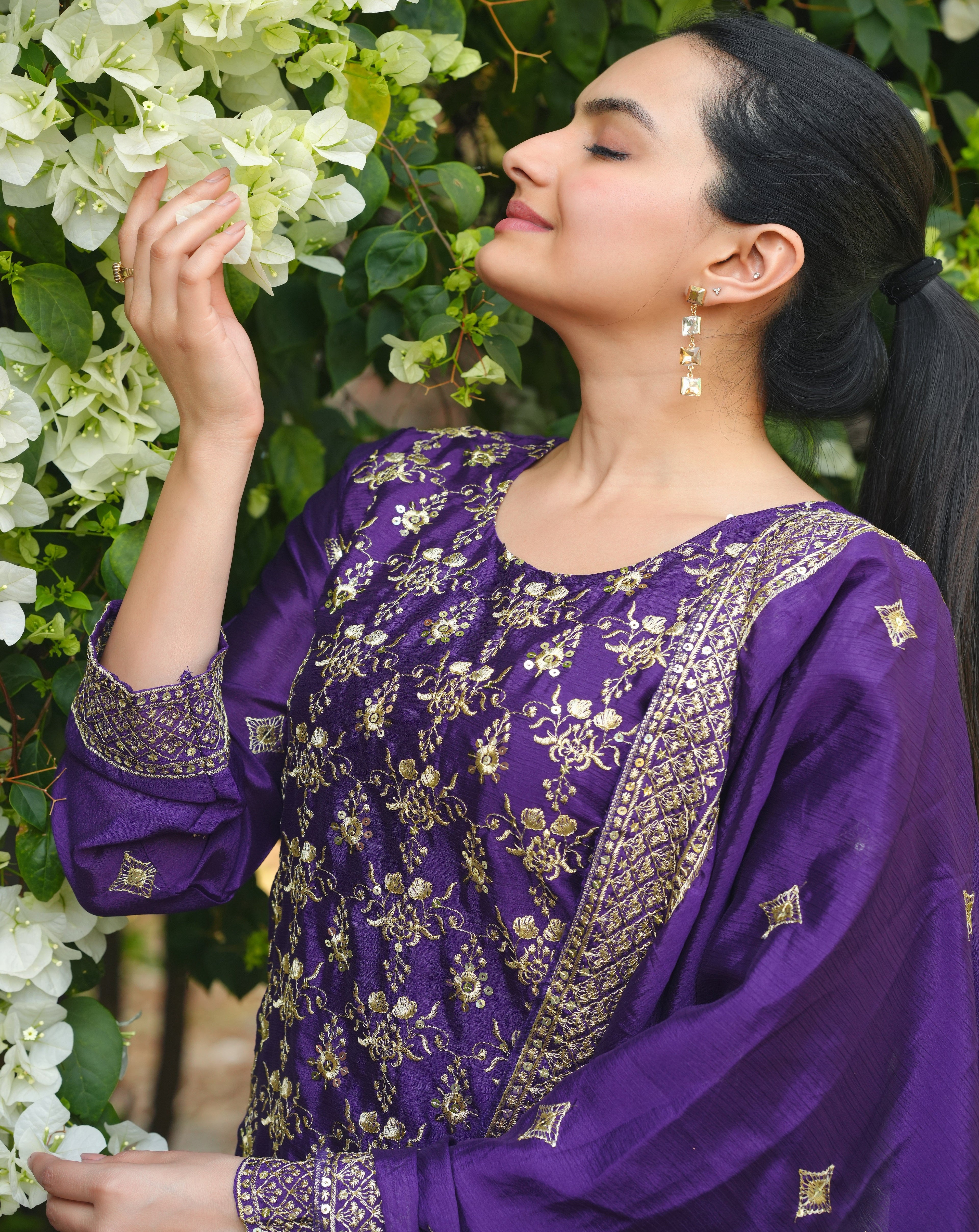 सीक्वेंस कढ़ाई वर्क वाला डिज़ाइनर शरारा सूट