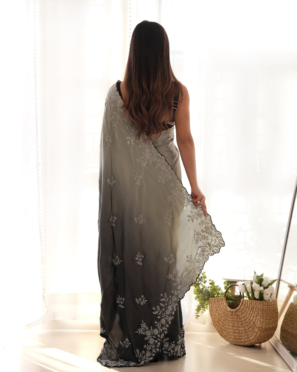 ज़री डोरी वर्क के साथ सीक्वेंस और मल्टी थ्रेड वाली डिज़ाइनर साड़ी