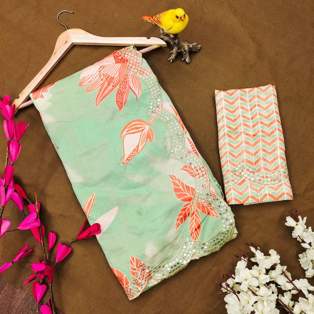 बॉर्डर पर सीक्वेंस कढ़ाई के काम वाली डिज़ाइनर साड़ी