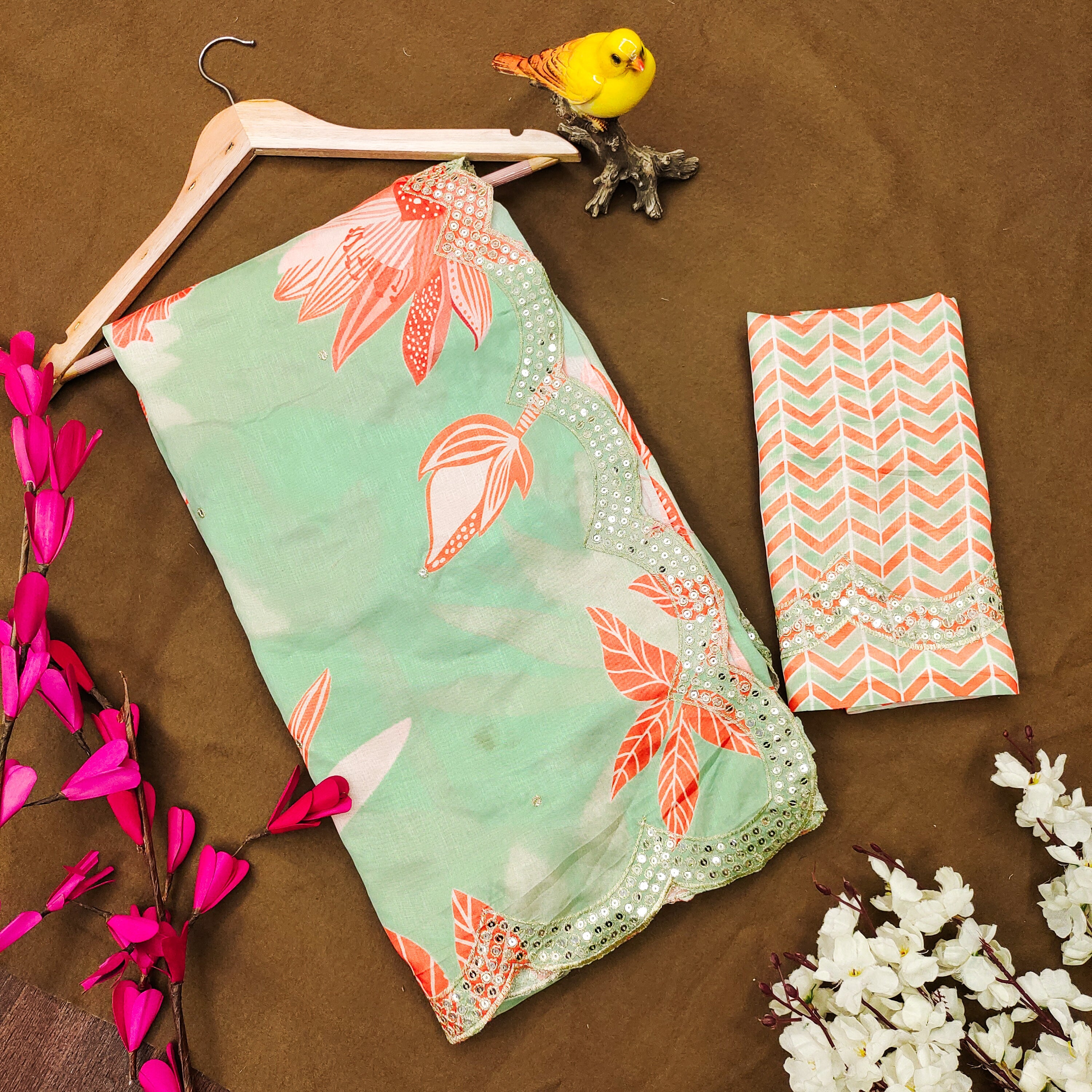 बॉर्डर पर सीक्वेंस कढ़ाई के काम वाली डिज़ाइनर साड़ी