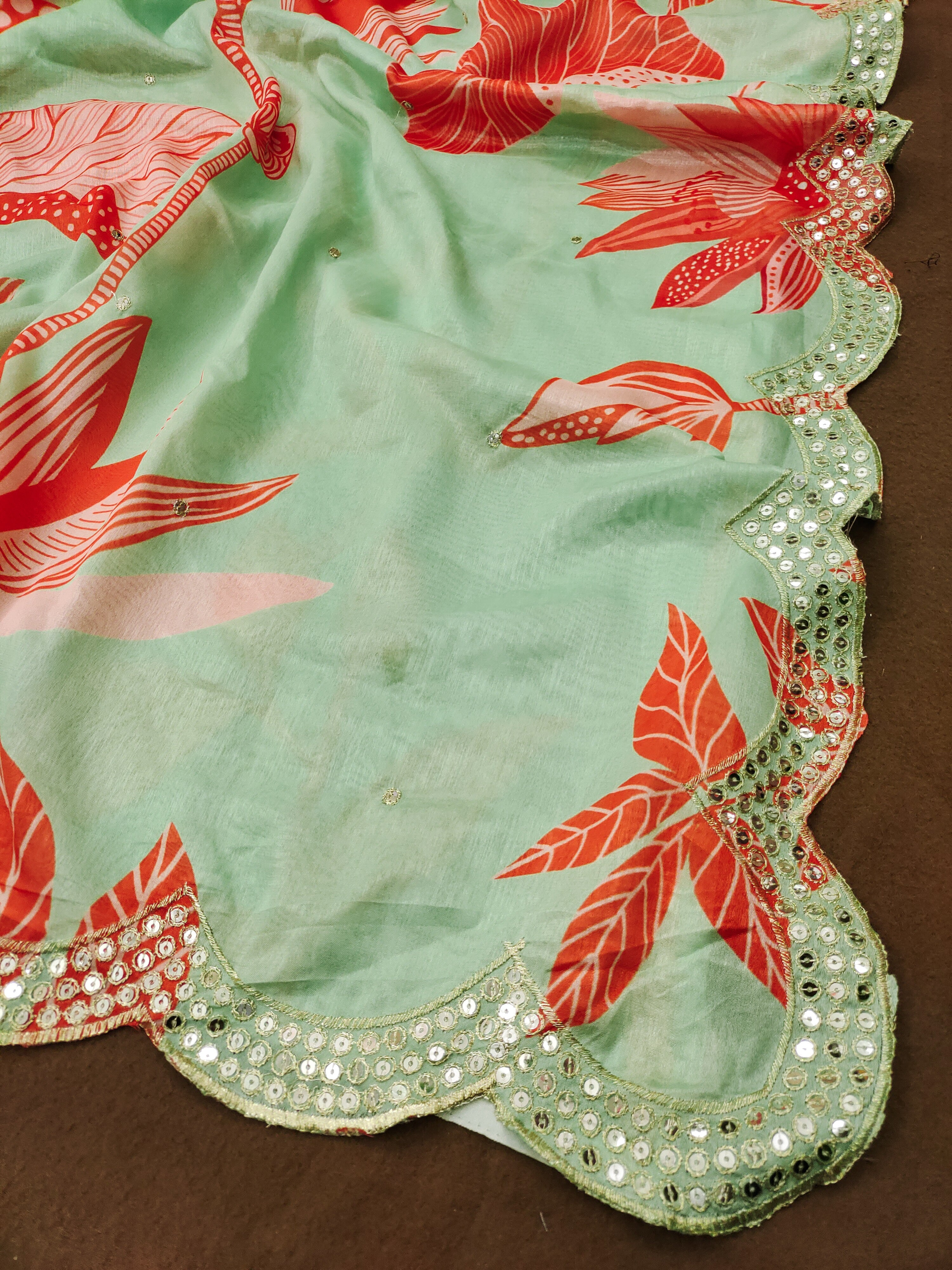 बॉर्डर पर सीक्वेंस कढ़ाई के काम वाली डिज़ाइनर साड़ी