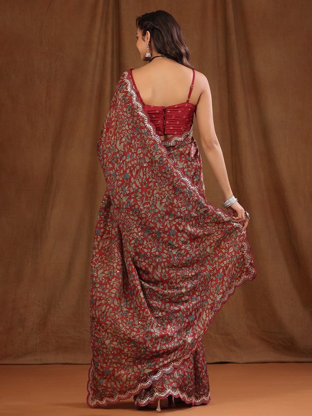 डिजिटल प्रिंट और कढ़ाई वर्क बॉर्डर वाली पार्टी वियर डिज़ाइनर साड़ी