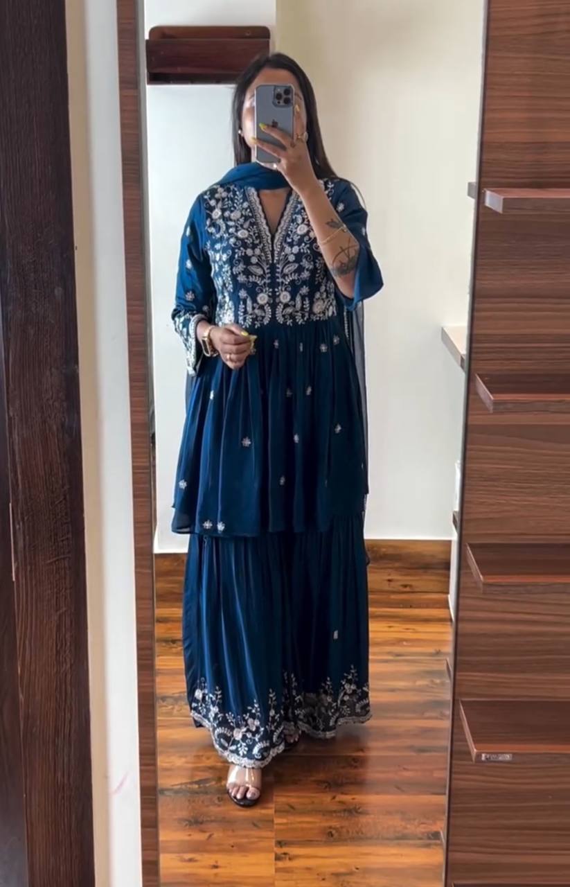 धागे के काम के साथ अनुक्रम कढ़ाई काम के साथ डिजाइनर सूट सेट