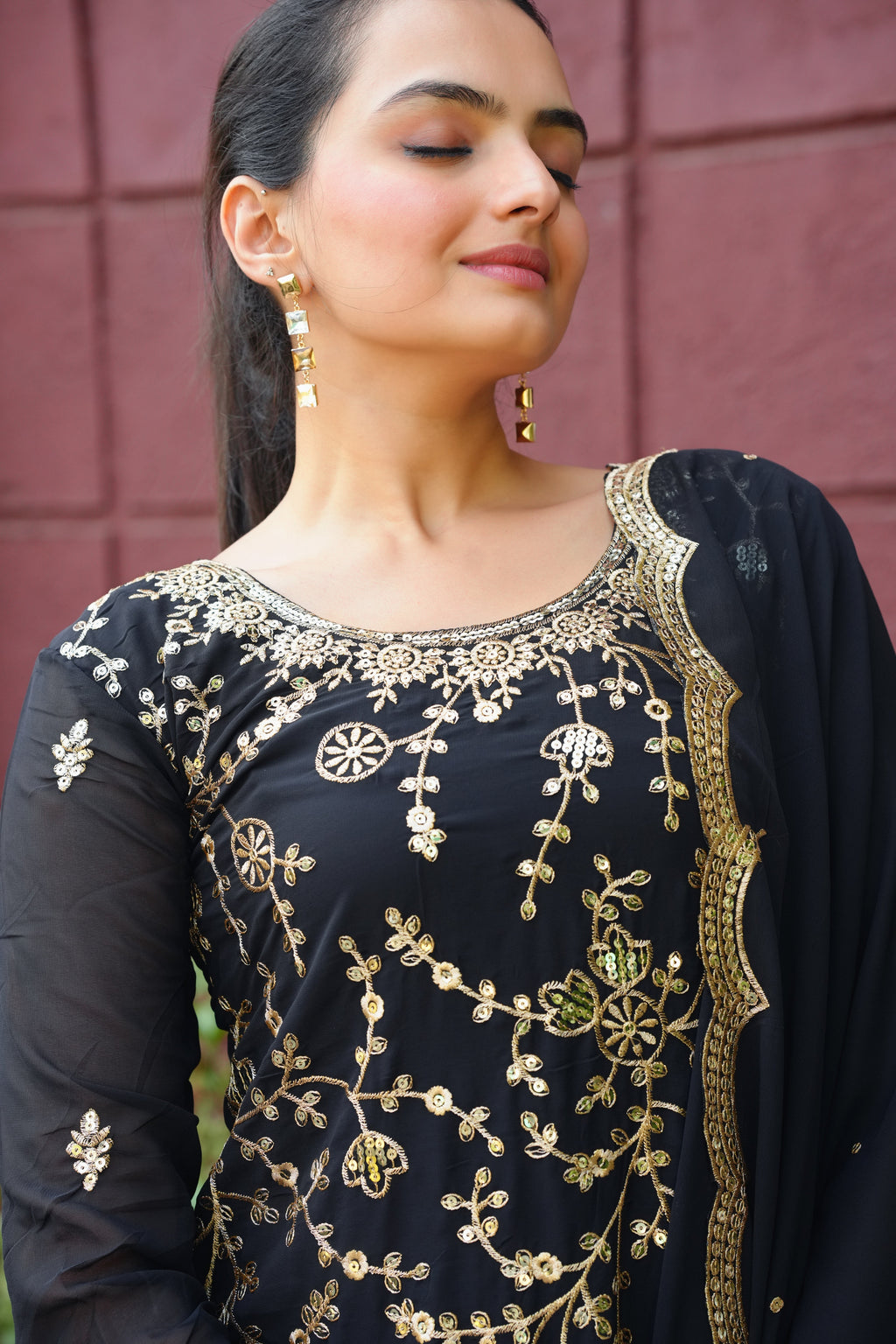 सीक्वेंस कढ़ाई वर्क वाला डिज़ाइनर शरारा सूट